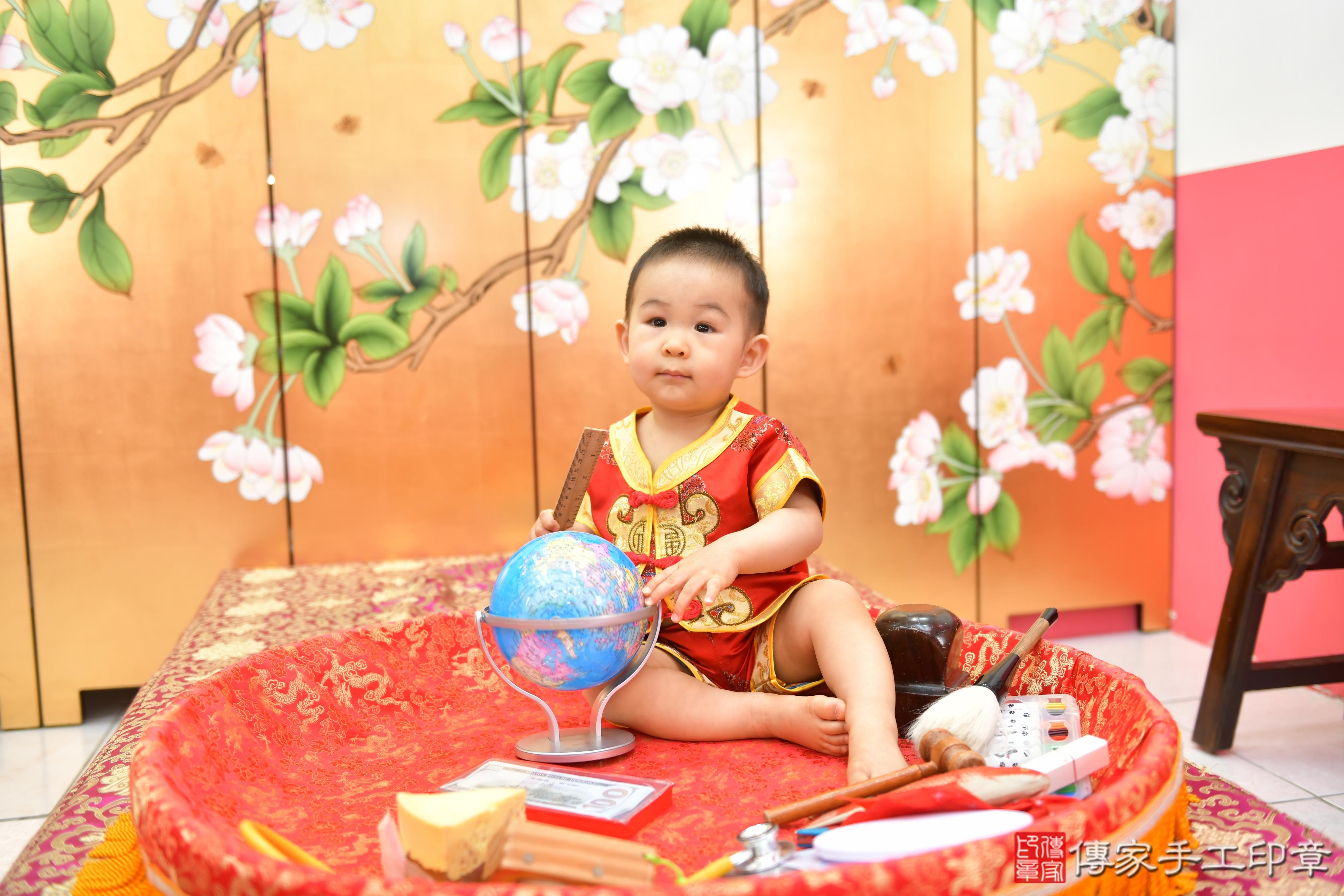 傳家手工印章台中店、抓周、度脺、美式風會場、傳家嬰兒古禮、吉祥話、抓周道具物品24種、拍照。抓周證書。寶寶抓周、滿周歲、生日快樂、祝福