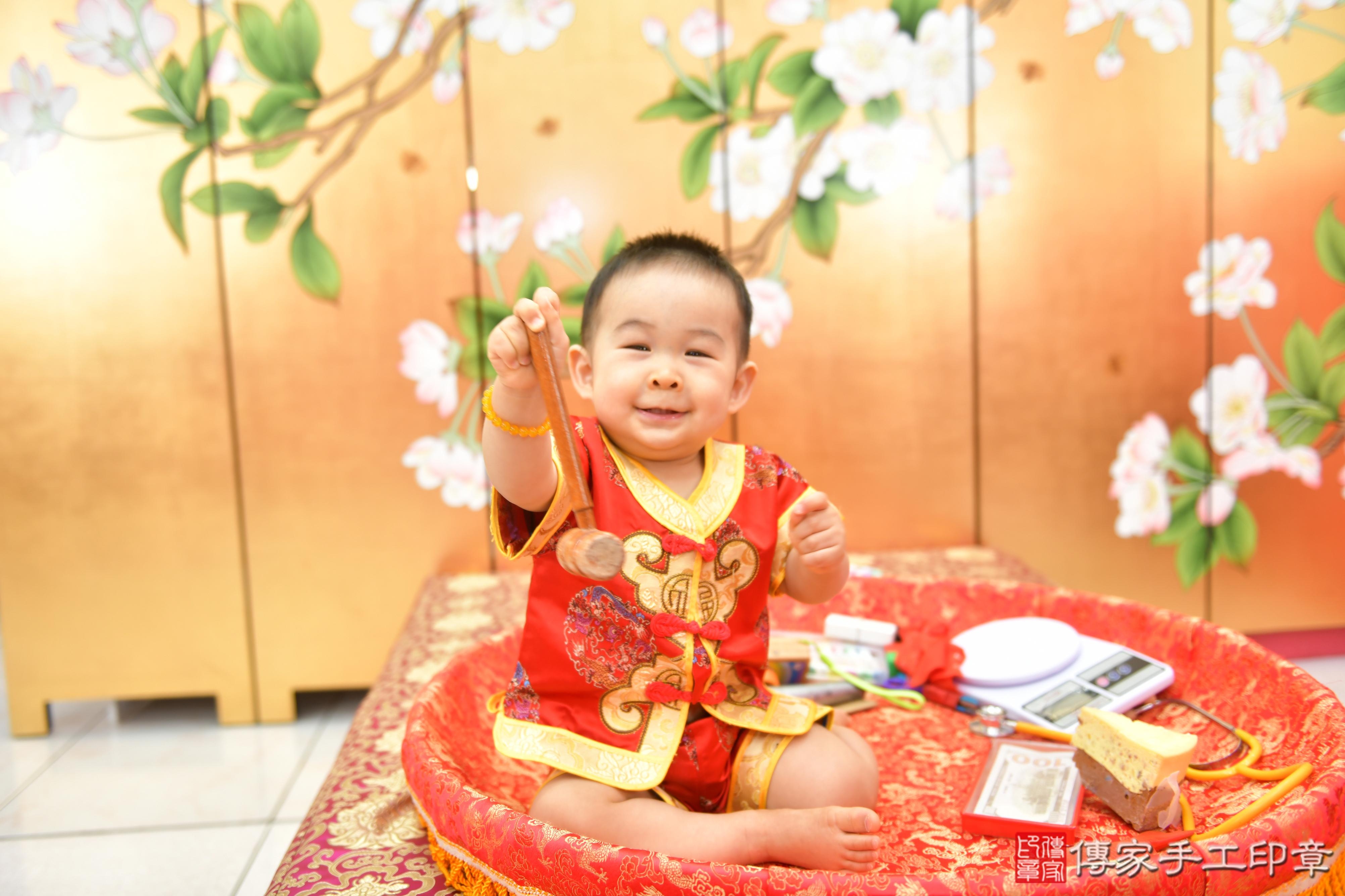 傳家手工印章台中店、抓周、度脺、美式風會場、傳家嬰兒古禮、吉祥話、抓周道具物品24種、拍照。抓周證書。寶寶抓周、滿周歲、生日快樂、祝福