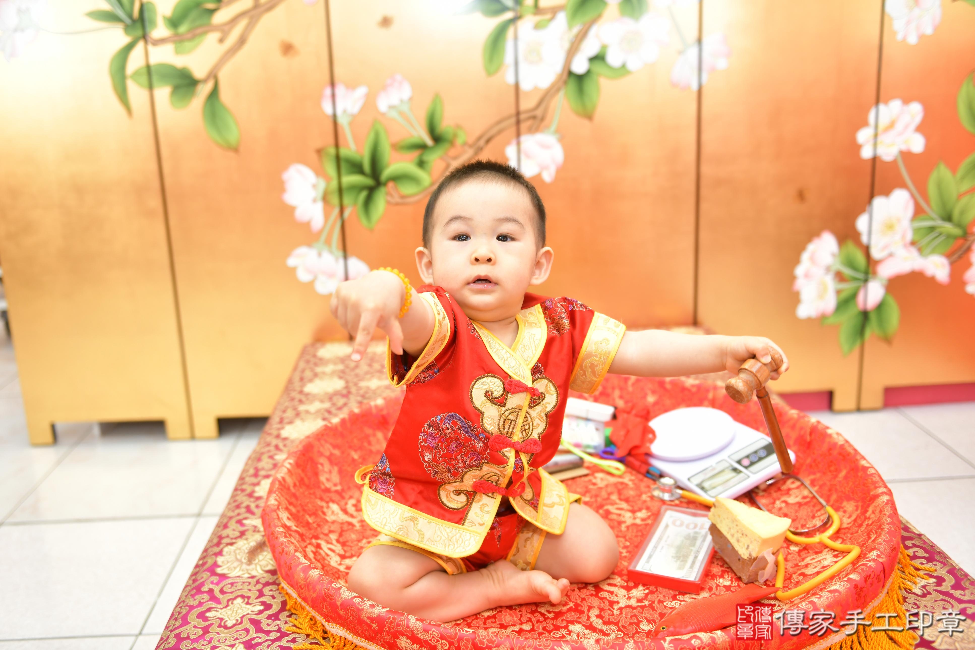 傳家手工印章台中店、抓周、度脺、美式風會場、傳家嬰兒古禮、吉祥話、抓周道具物品24種、拍照。抓周證書。寶寶抓周、滿周歲、生日快樂、祝福