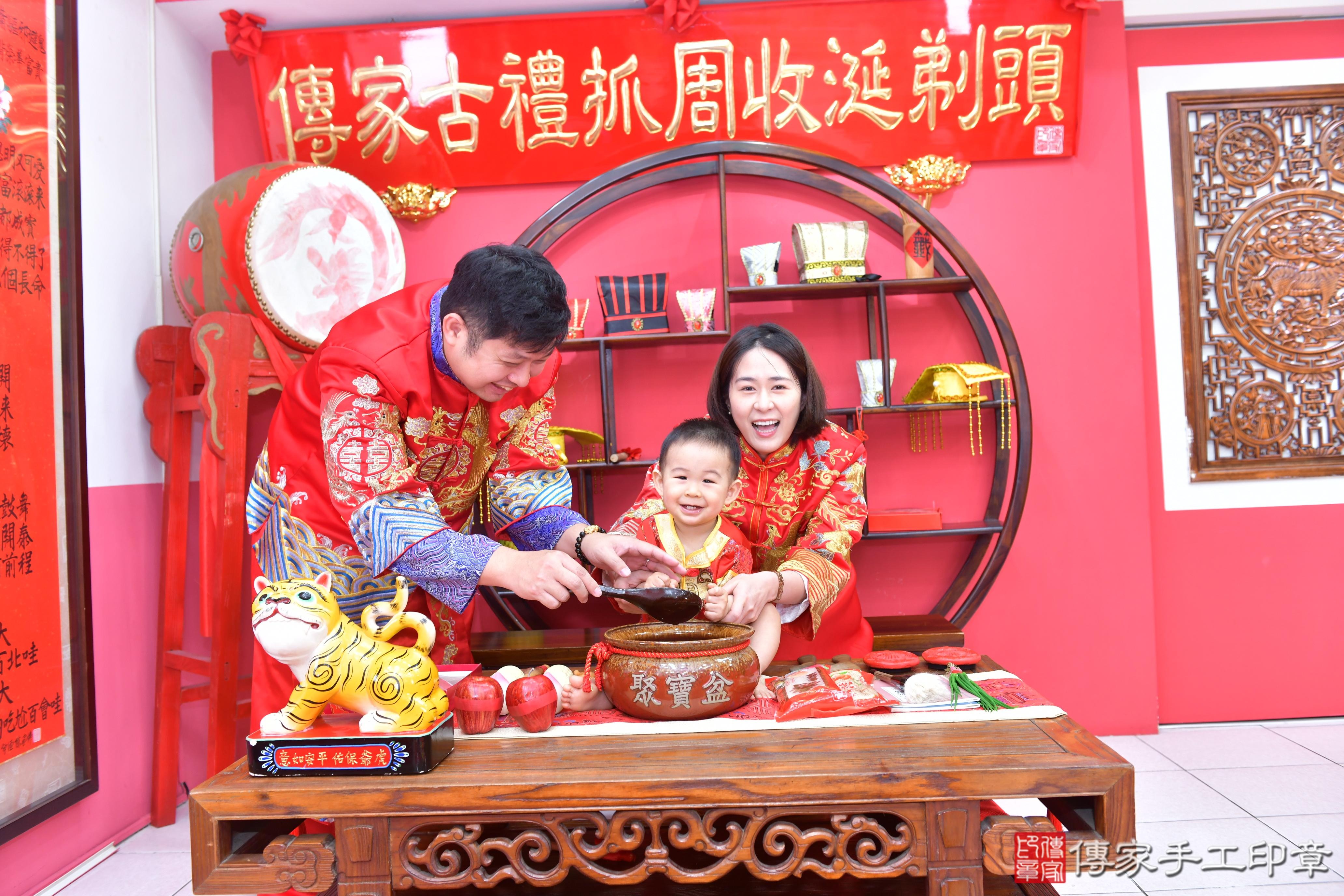 傳家手工印章台中店、抓周、度脺、美式風會場、傳家嬰兒古禮、吉祥話、抓周道具物品24種、拍照。抓周證書。寶寶抓周、滿周歲、生日快樂、祝福