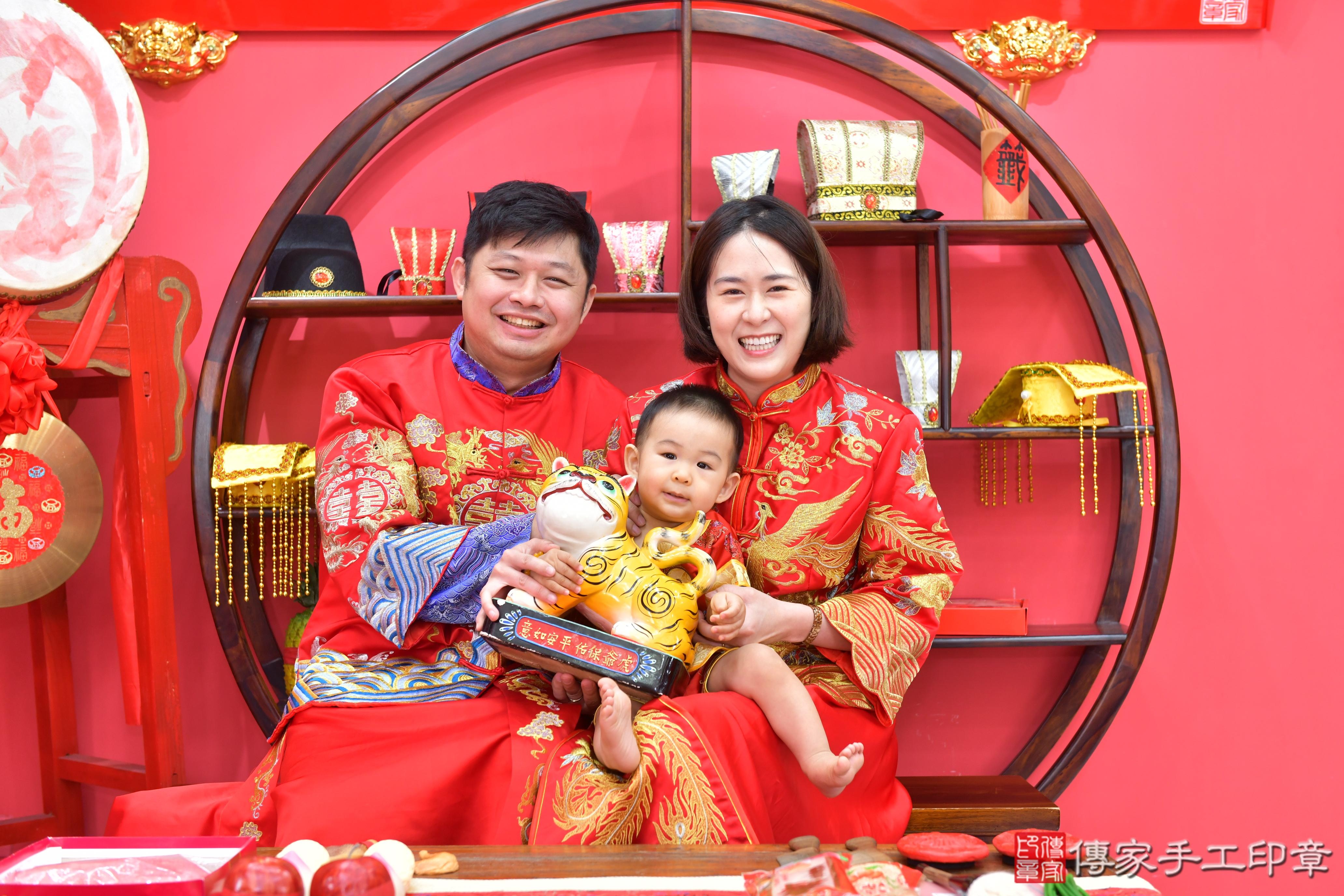 傳家手工印章台中店、抓周、度脺、美式風會場、傳家嬰兒古禮、吉祥話、抓周道具物品24種、拍照。抓周證書。寶寶抓周、滿周歲、生日快樂、祝福