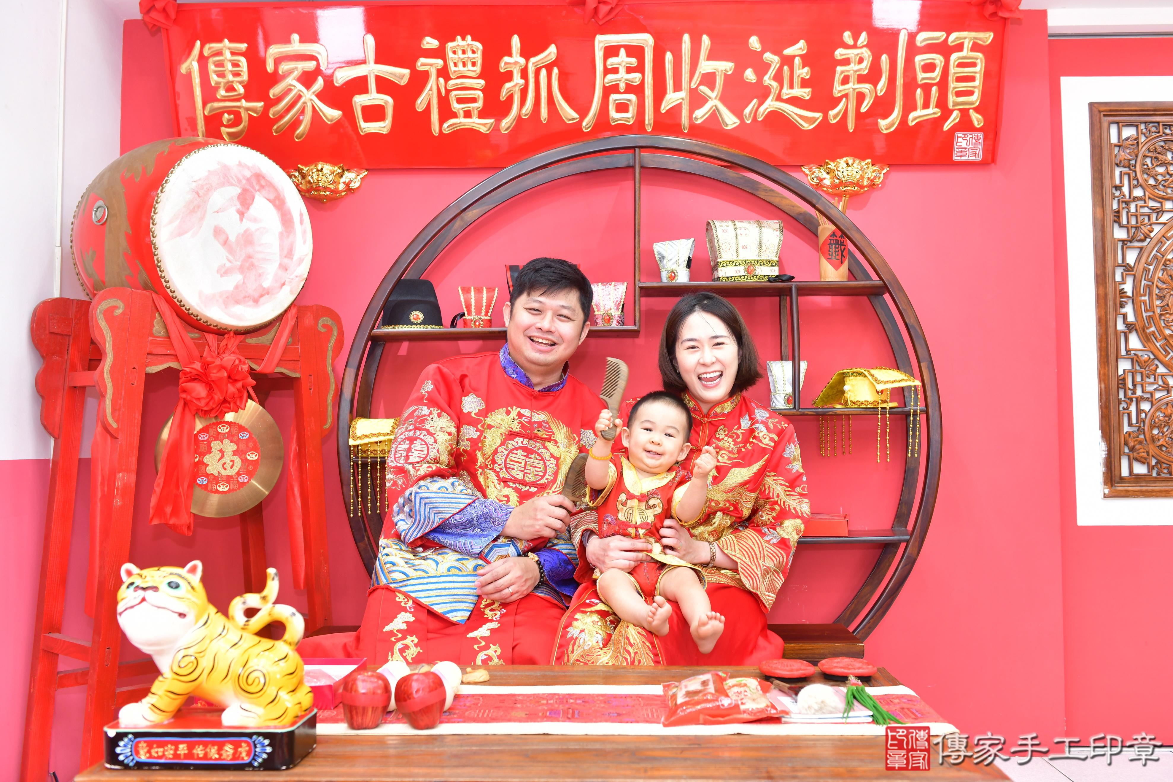 傳家手工印章台中店、抓周、度脺、美式風會場、傳家嬰兒古禮、吉祥話、抓周道具物品24種、拍照。抓周證書。寶寶抓周、滿周歲、生日快樂、祝福