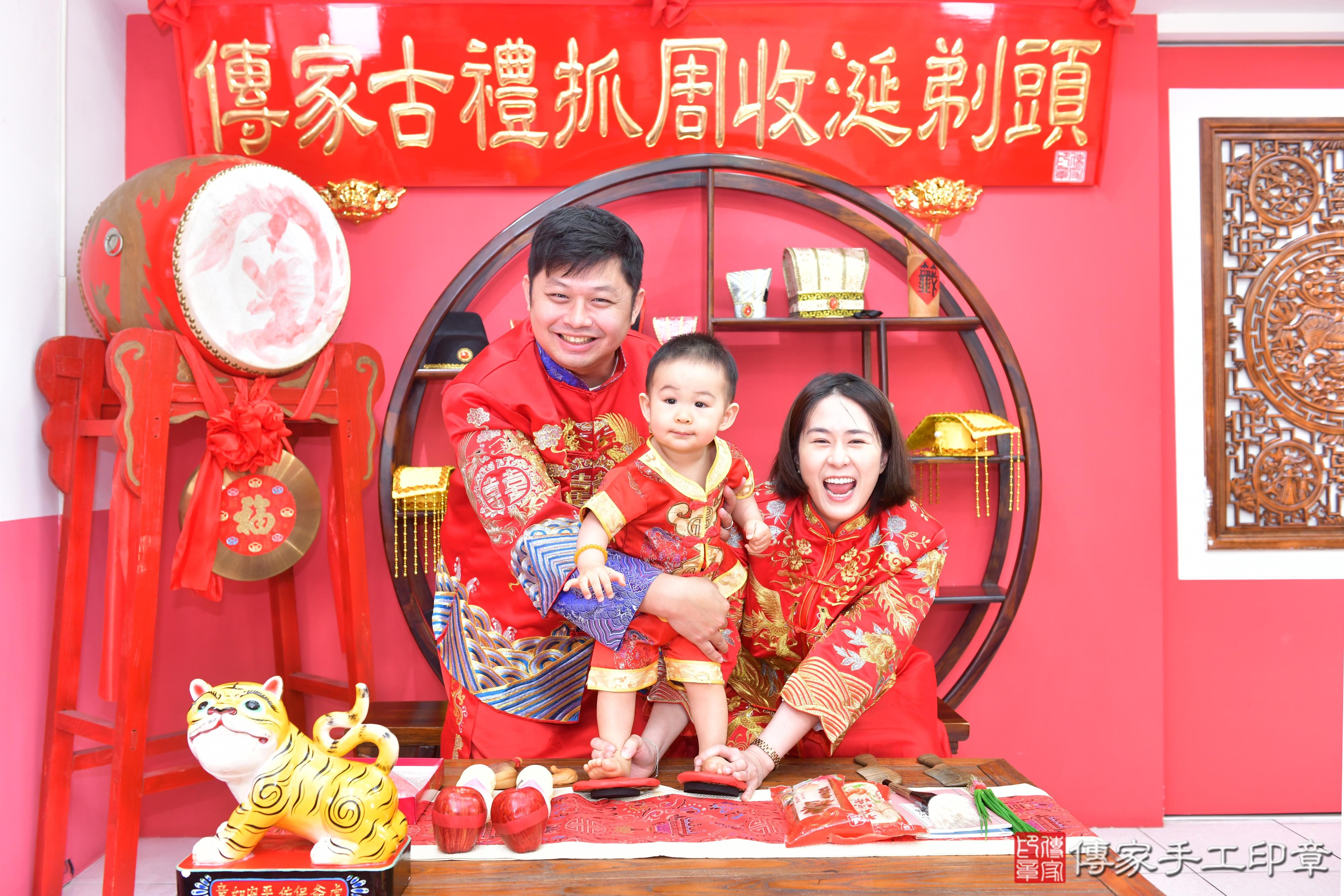 傳家手工印章台中店、抓周、度脺、美式風會場、傳家嬰兒古禮、吉祥話、抓周道具物品24種、拍照。抓周證書。寶寶抓周、滿周歲、生日快樂、祝福