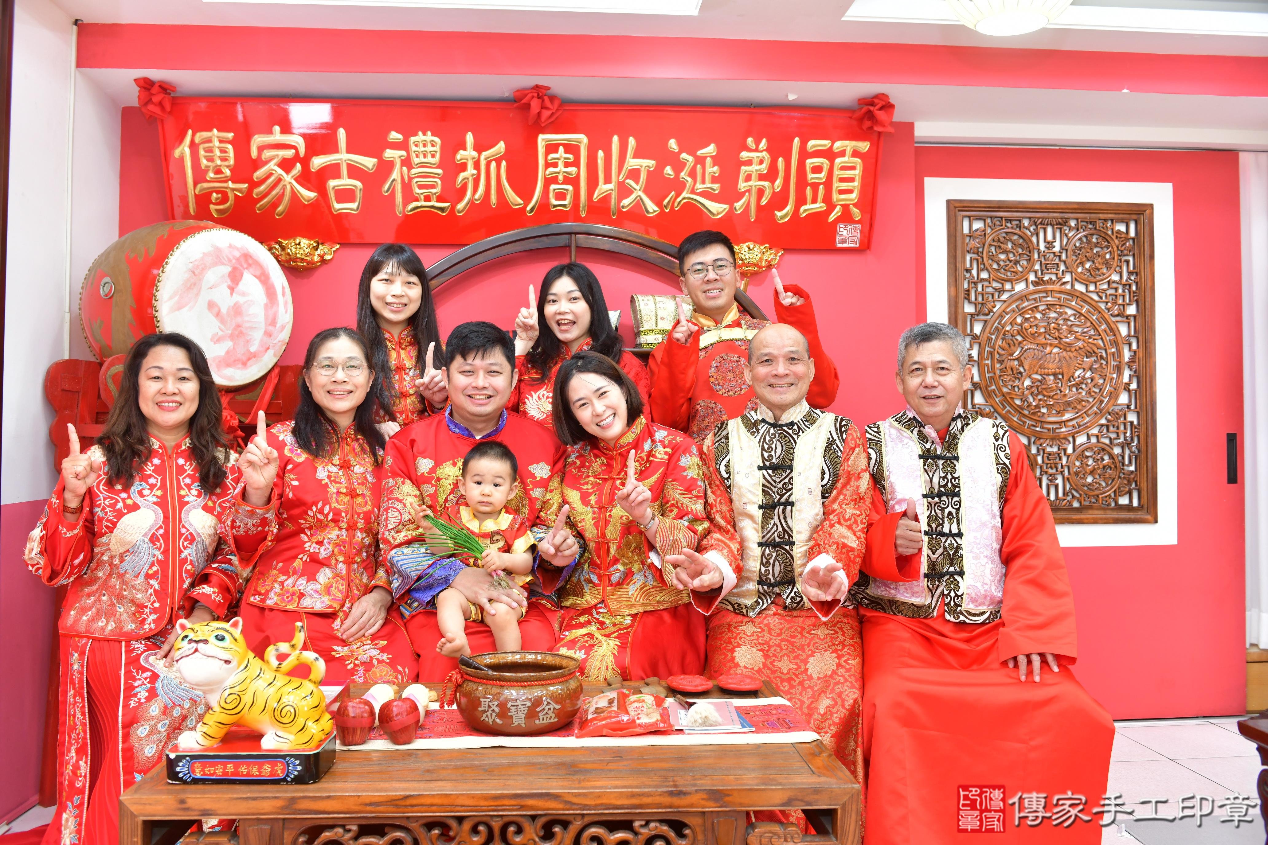 傳家手工印章台中店、抓周、度脺、美式風會場、傳家嬰兒古禮、吉祥話、抓周道具物品24種、拍照。抓周證書。寶寶抓周、滿周歲、生日快樂、祝福