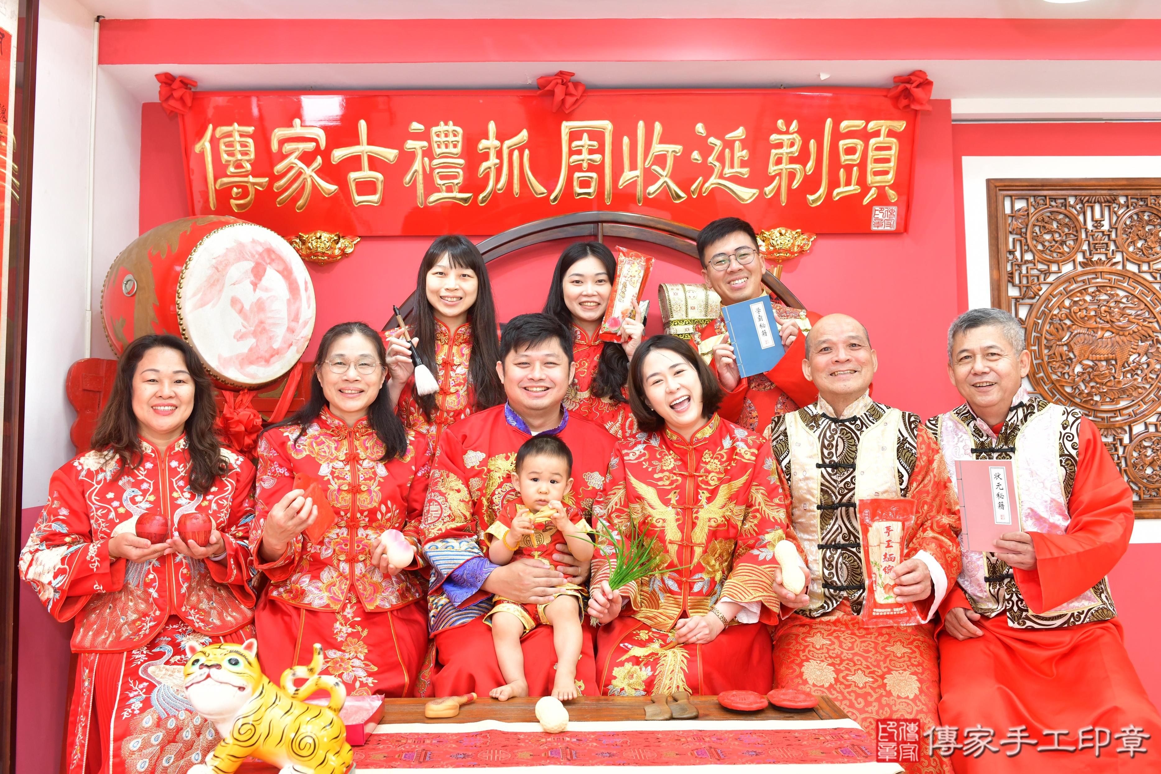 傳家手工印章台中店、抓周、度脺、美式風會場、傳家嬰兒古禮、吉祥話、抓周道具物品24種、拍照。抓周證書。寶寶抓周、滿周歲、生日快樂、祝福