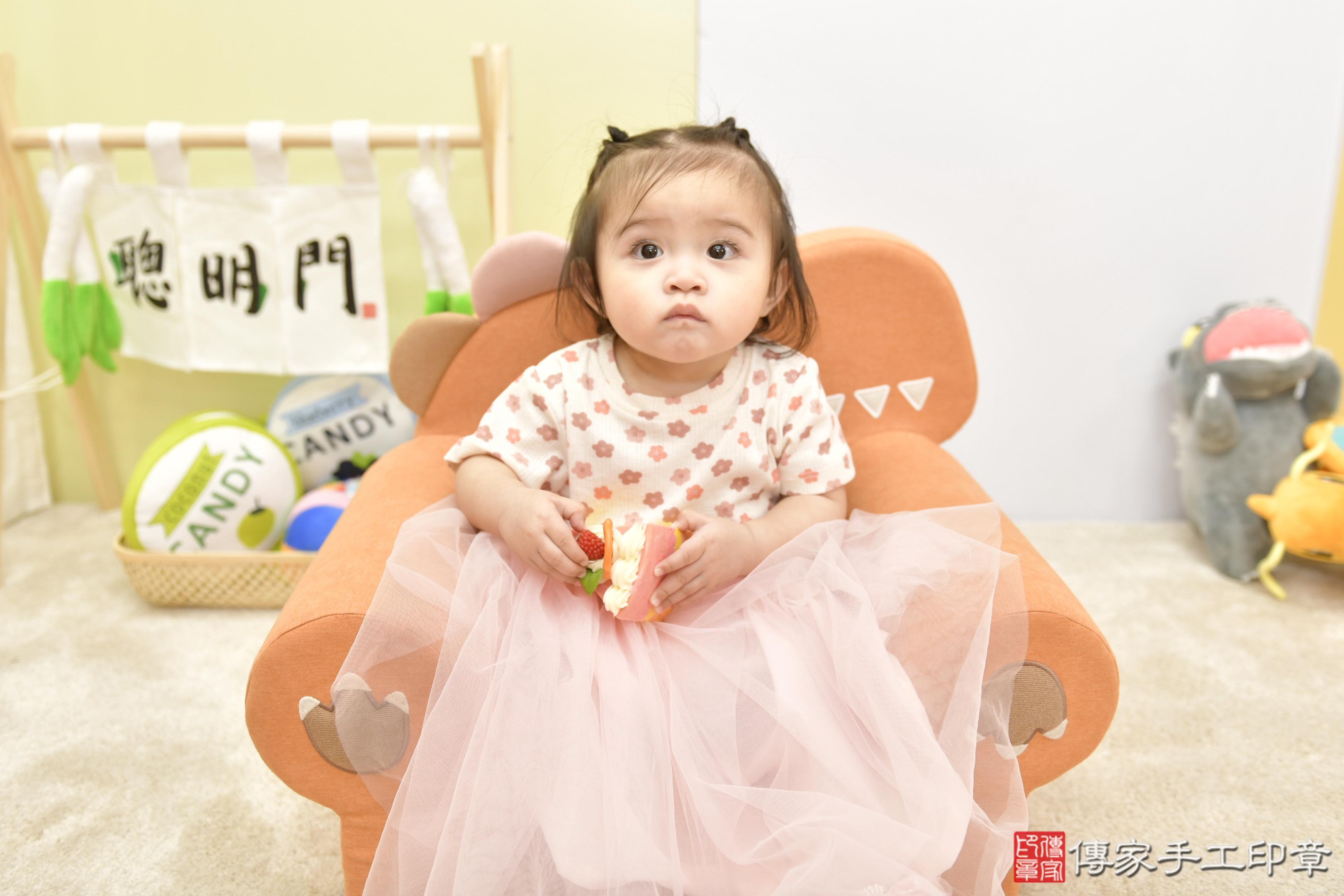 傳家手工印章新竹店、抓周、度脺、美式風會場、傳家嬰兒古禮、吉祥話、抓周道具物品24種、拍照。抓周證書。寶寶抓周、滿周歲、生日快樂、祝福