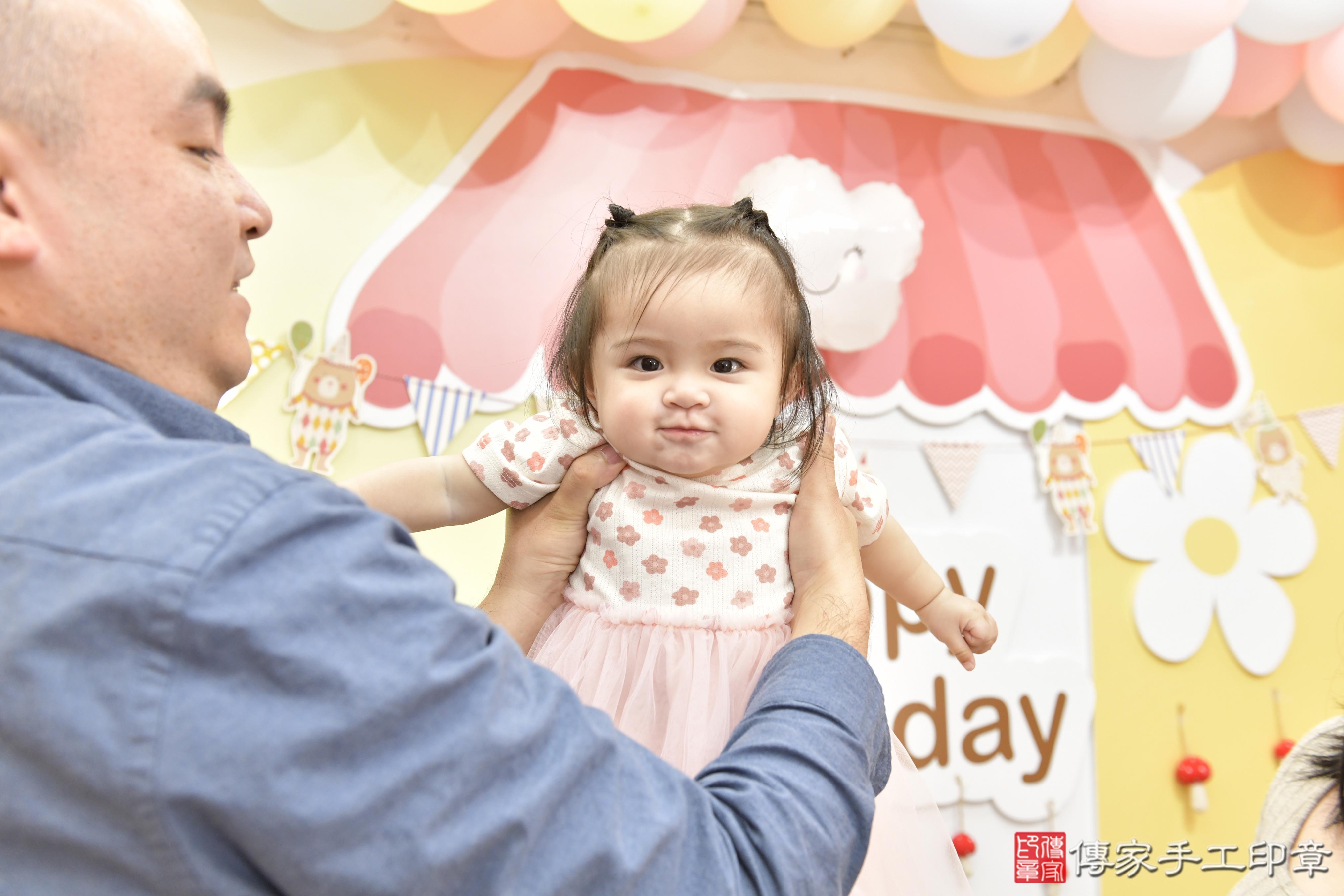 傳家手工印章新竹店、抓周、度脺、美式風會場、傳家嬰兒古禮、吉祥話、抓周道具物品24種、拍照。抓周證書。寶寶抓周、滿周歲、生日快樂、祝福
