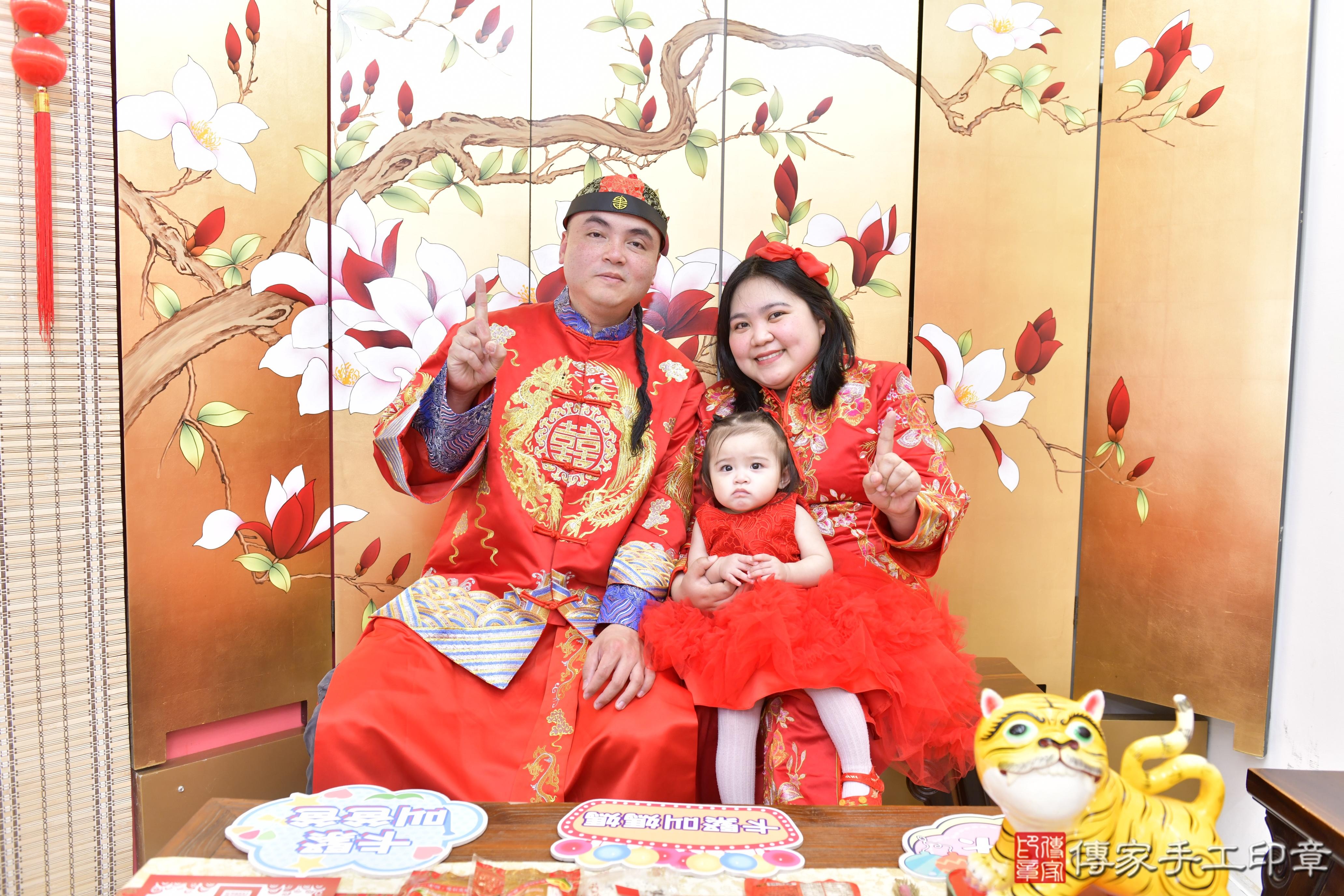 傳家手工印章新竹店、抓周、度脺、美式風會場、傳家嬰兒古禮、吉祥話、抓周道具物品24種、拍照。抓周證書。寶寶抓周、滿周歲、生日快樂、祝福