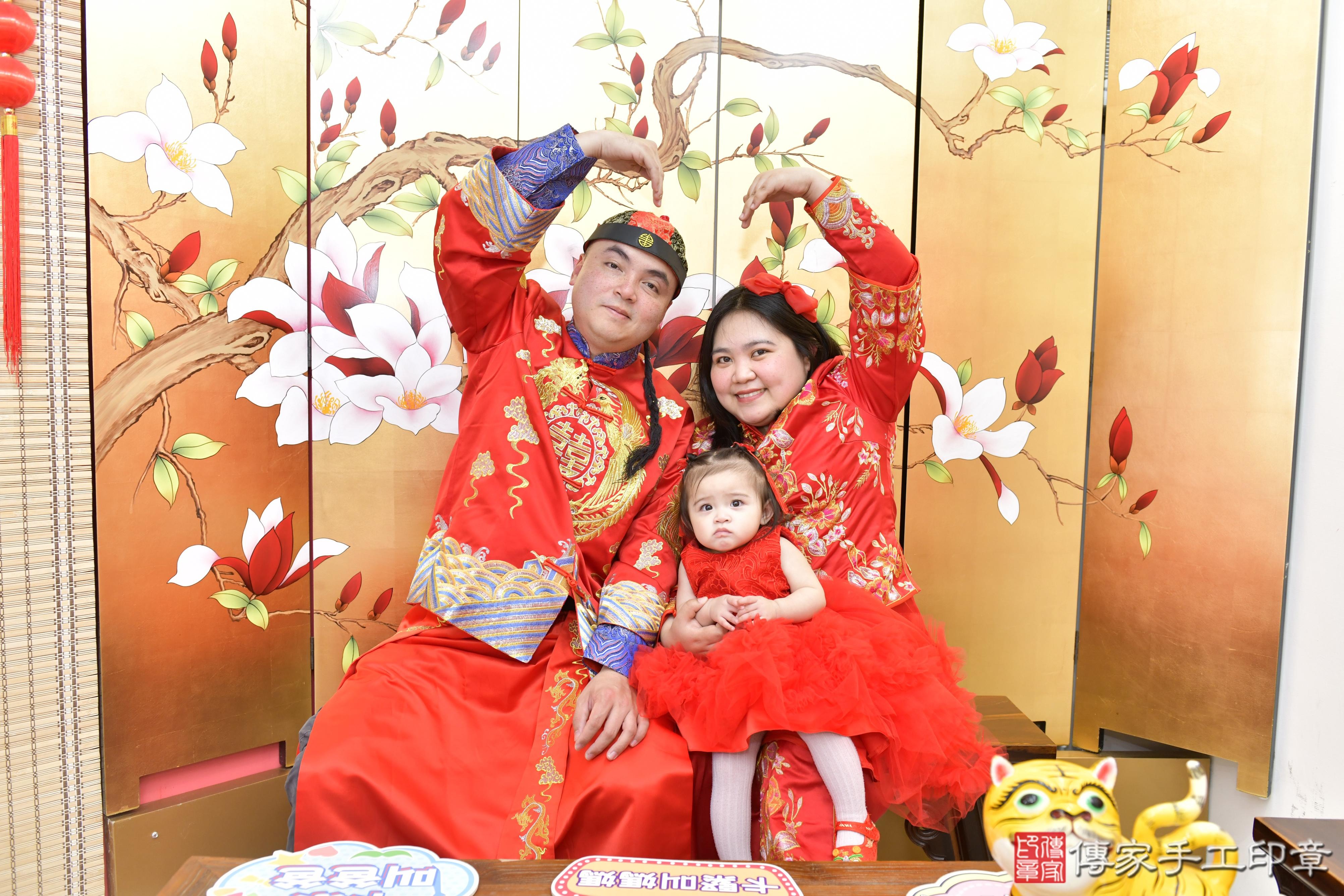 傳家手工印章新竹店、抓周、度脺、美式風會場、傳家嬰兒古禮、吉祥話、抓周道具物品24種、拍照。抓周證書。寶寶抓周、滿周歲、生日快樂、祝福