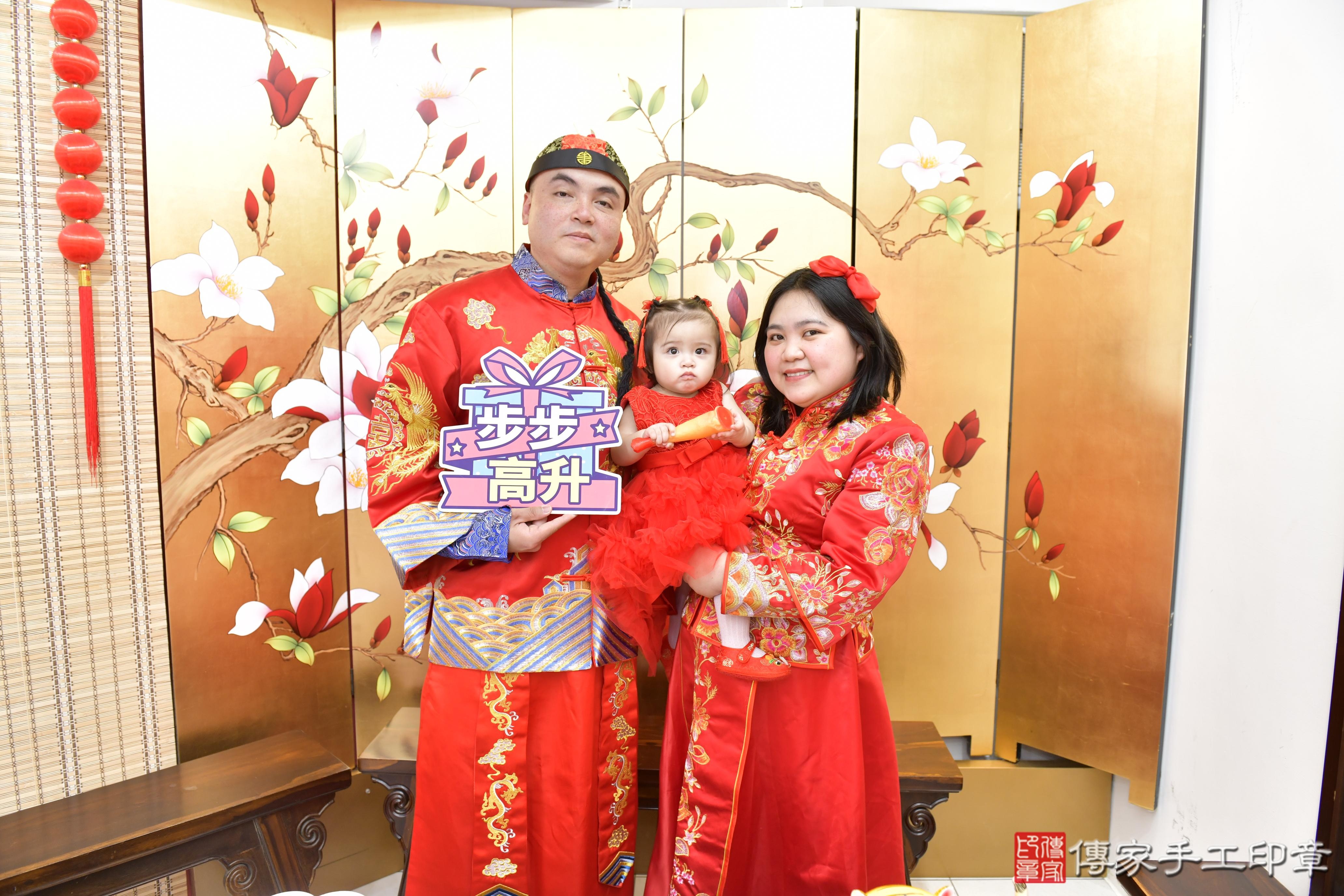 傳家手工印章新竹店、抓周、度脺、美式風會場、傳家嬰兒古禮、吉祥話、抓周道具物品24種、拍照。抓周證書。寶寶抓周、滿周歲、生日快樂、祝福