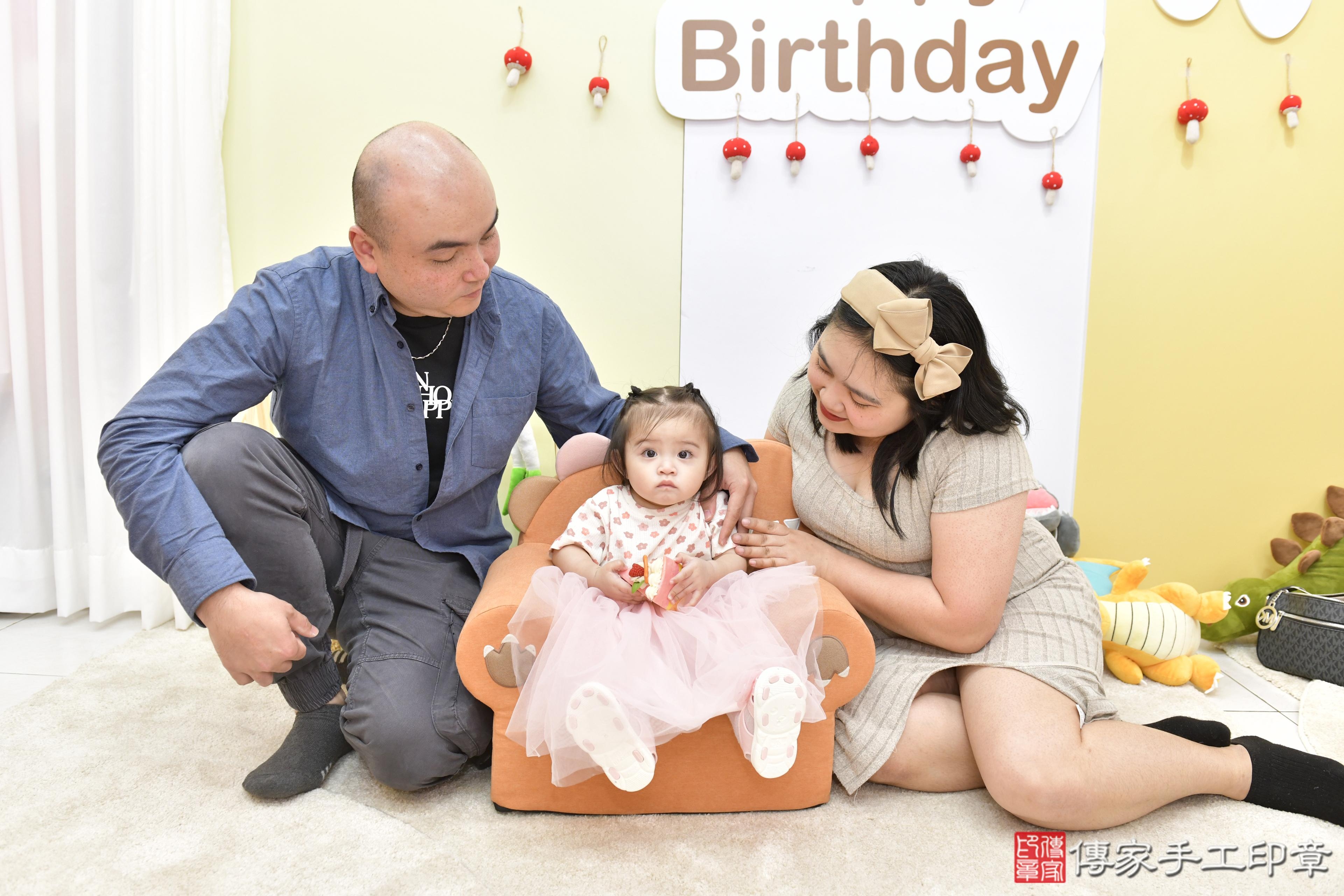 傳家手工印章新竹店、抓周、度脺、美式風會場、傳家嬰兒古禮、吉祥話、抓周道具物品24種、拍照。抓周證書。寶寶抓周、滿周歲、生日快樂、祝福