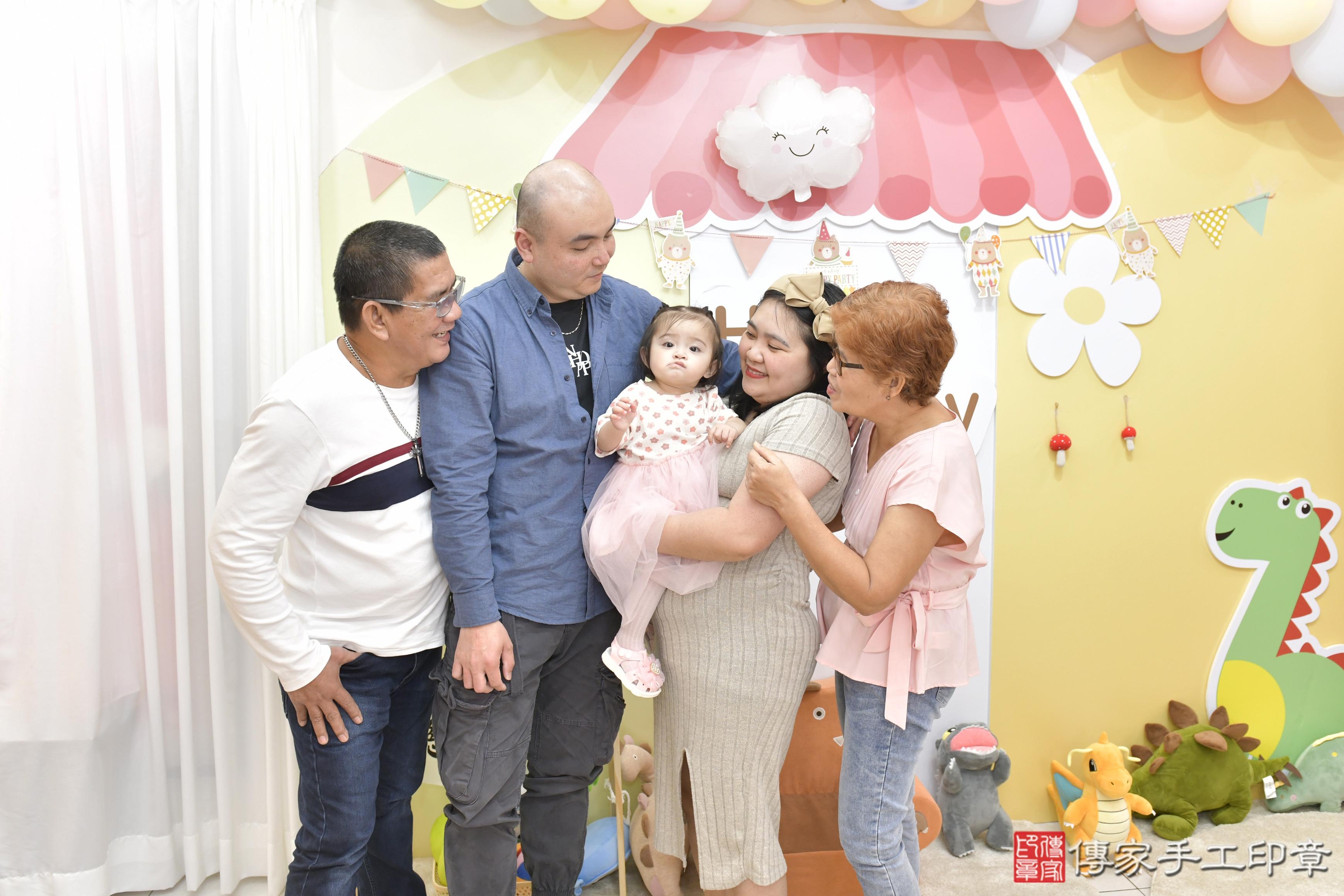 傳家手工印章新竹店、抓周、度脺、美式風會場、傳家嬰兒古禮、吉祥話、抓周道具物品24種、拍照。抓周證書。寶寶抓周、滿周歲、生日快樂、祝福