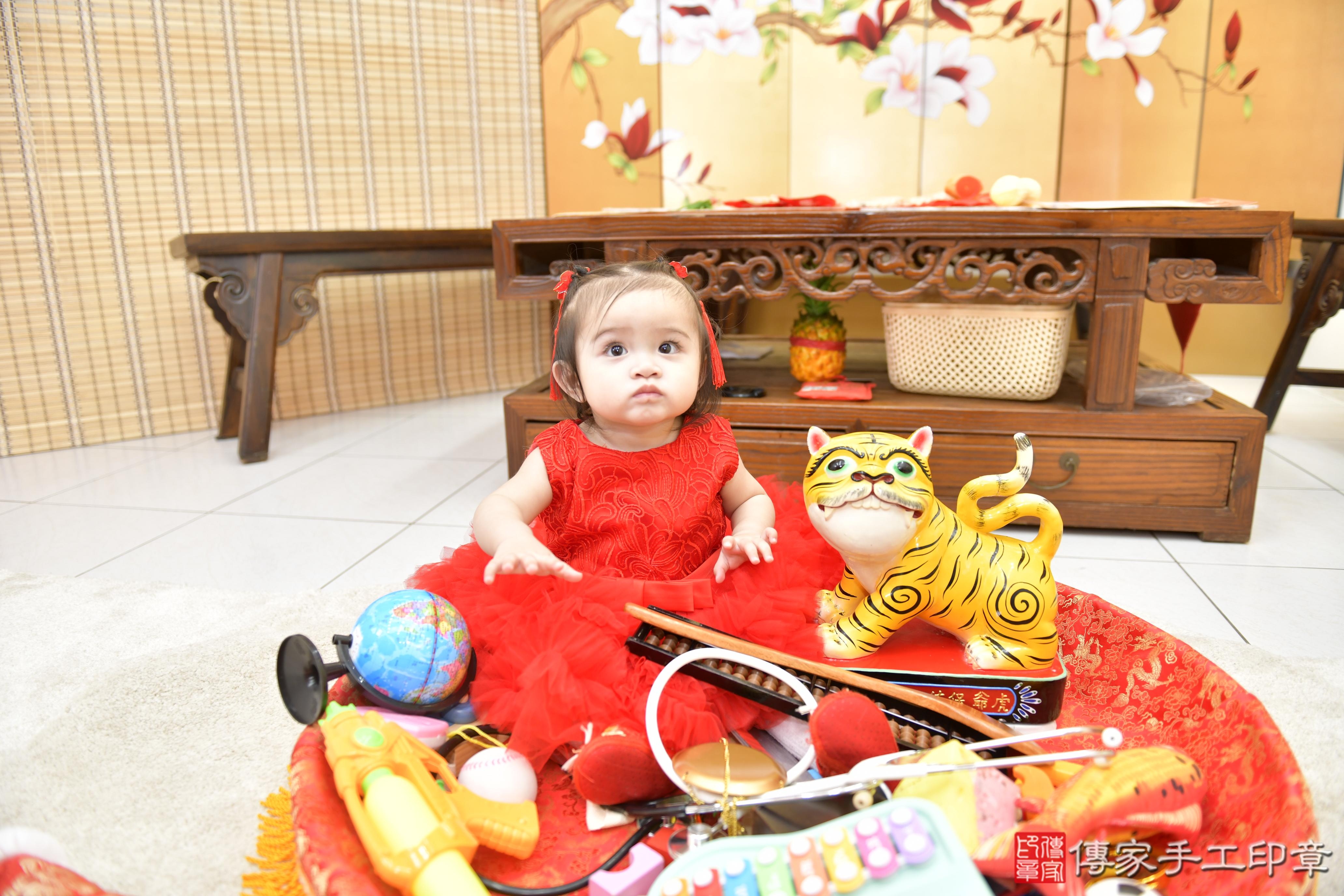 傳家手工印章新竹店、抓周、度脺、美式風會場、傳家嬰兒古禮、吉祥話、抓周道具物品24種、拍照。抓周證書。寶寶抓周、滿周歲、生日快樂、祝福