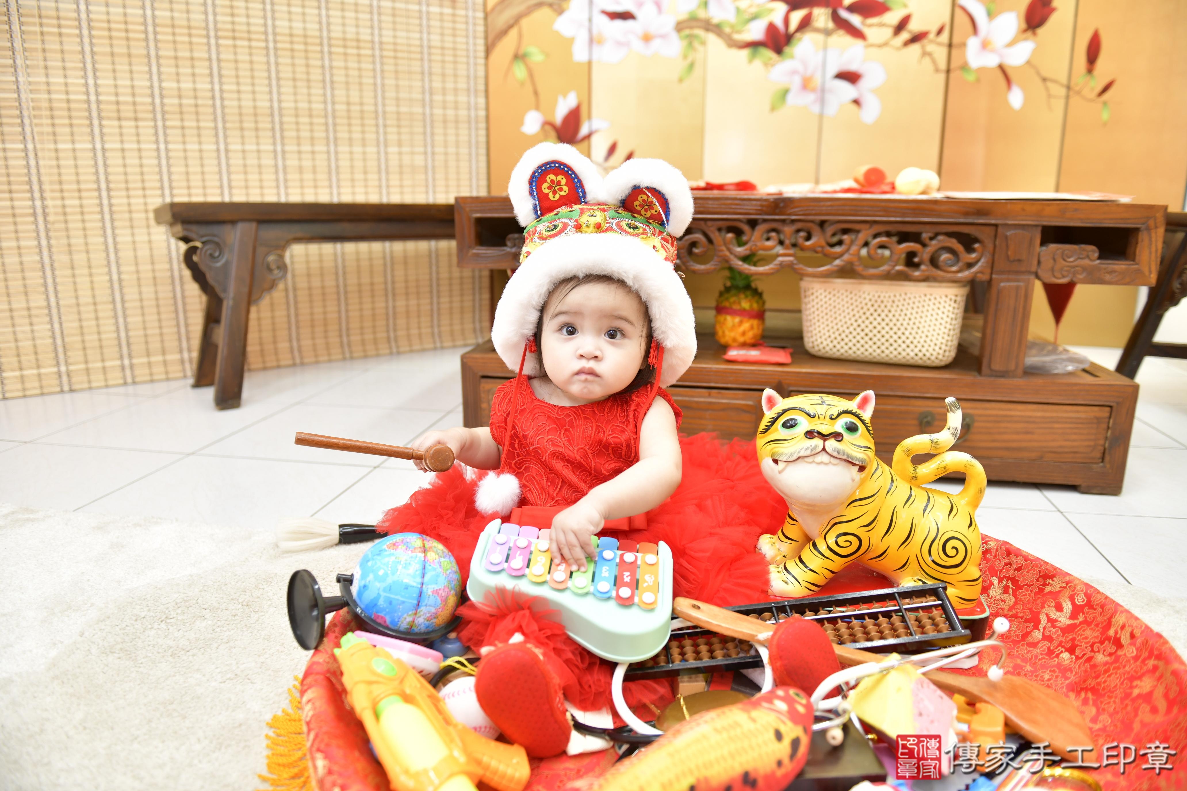 傳家手工印章新竹店、抓周、度脺、美式風會場、傳家嬰兒古禮、吉祥話、抓周道具物品24種、拍照。抓周證書。寶寶抓周、滿周歲、生日快樂、祝福