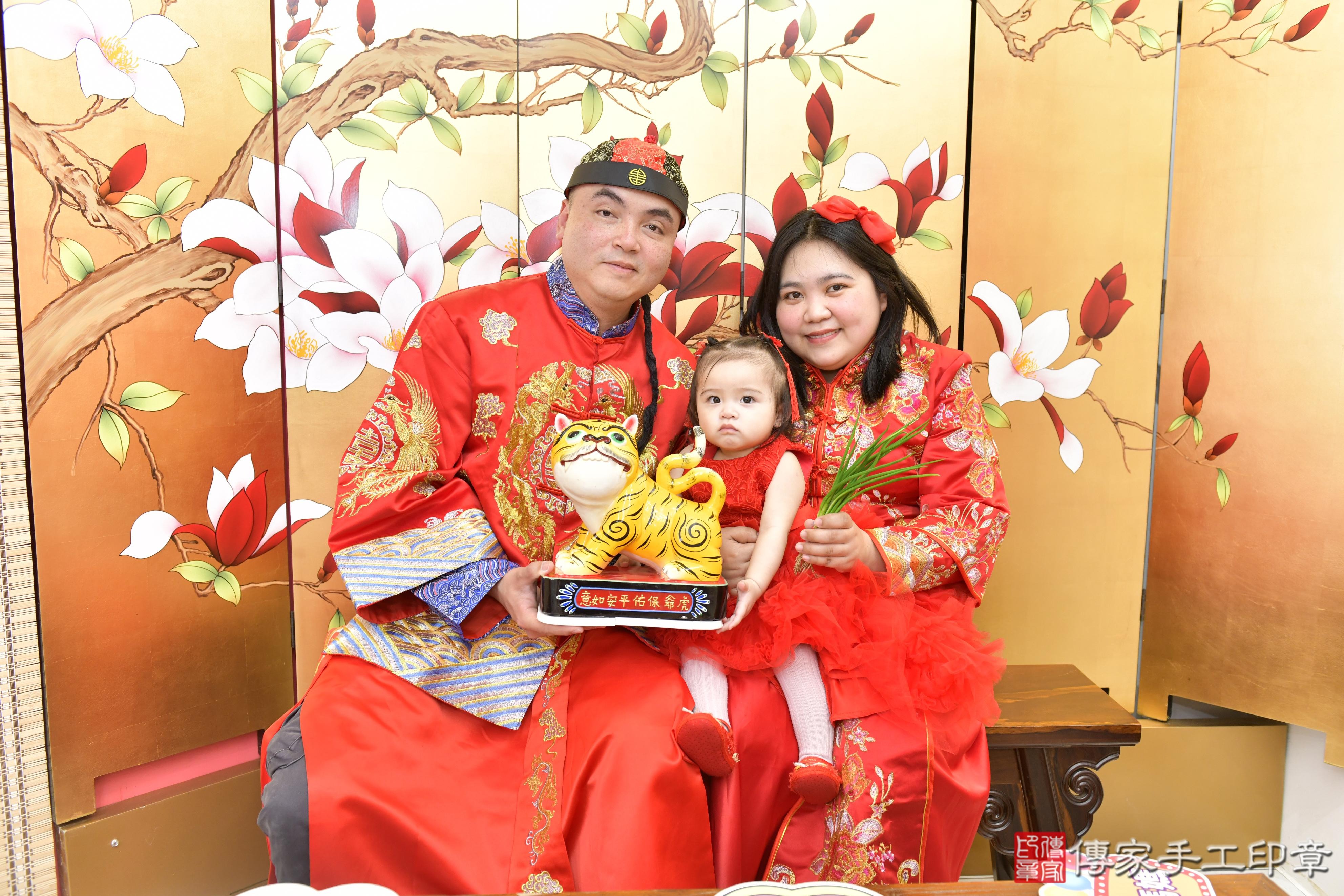 傳家手工印章新竹店、抓周、度脺、美式風會場、傳家嬰兒古禮、吉祥話、抓周道具物品24種、拍照。抓周證書。寶寶抓周、滿周歲、生日快樂、祝福