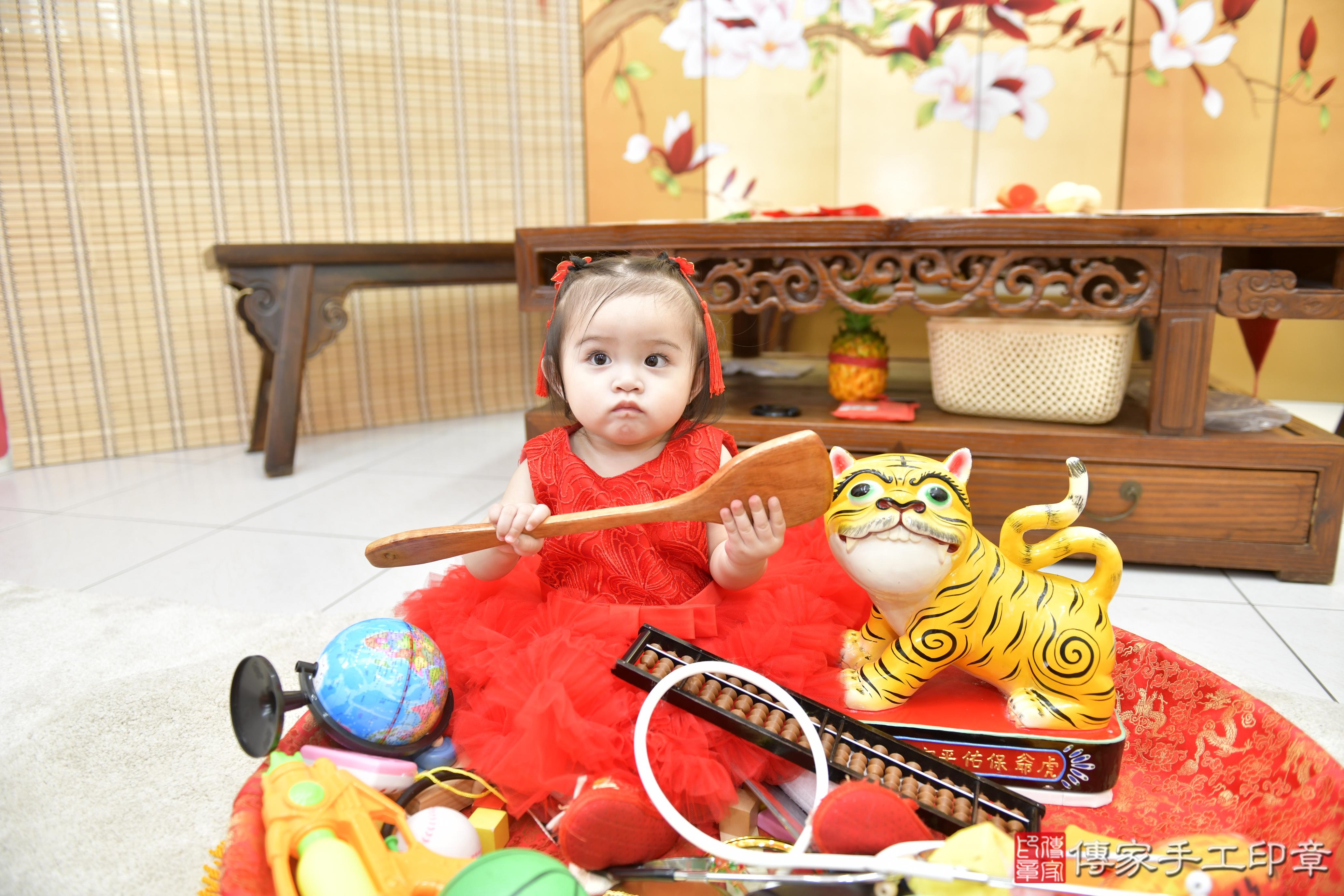 傳家手工印章新竹店、抓周、度脺、美式風會場、傳家嬰兒古禮、吉祥話、抓周道具物品24種、拍照。抓周證書。寶寶抓周、滿周歲、生日快樂、祝福
