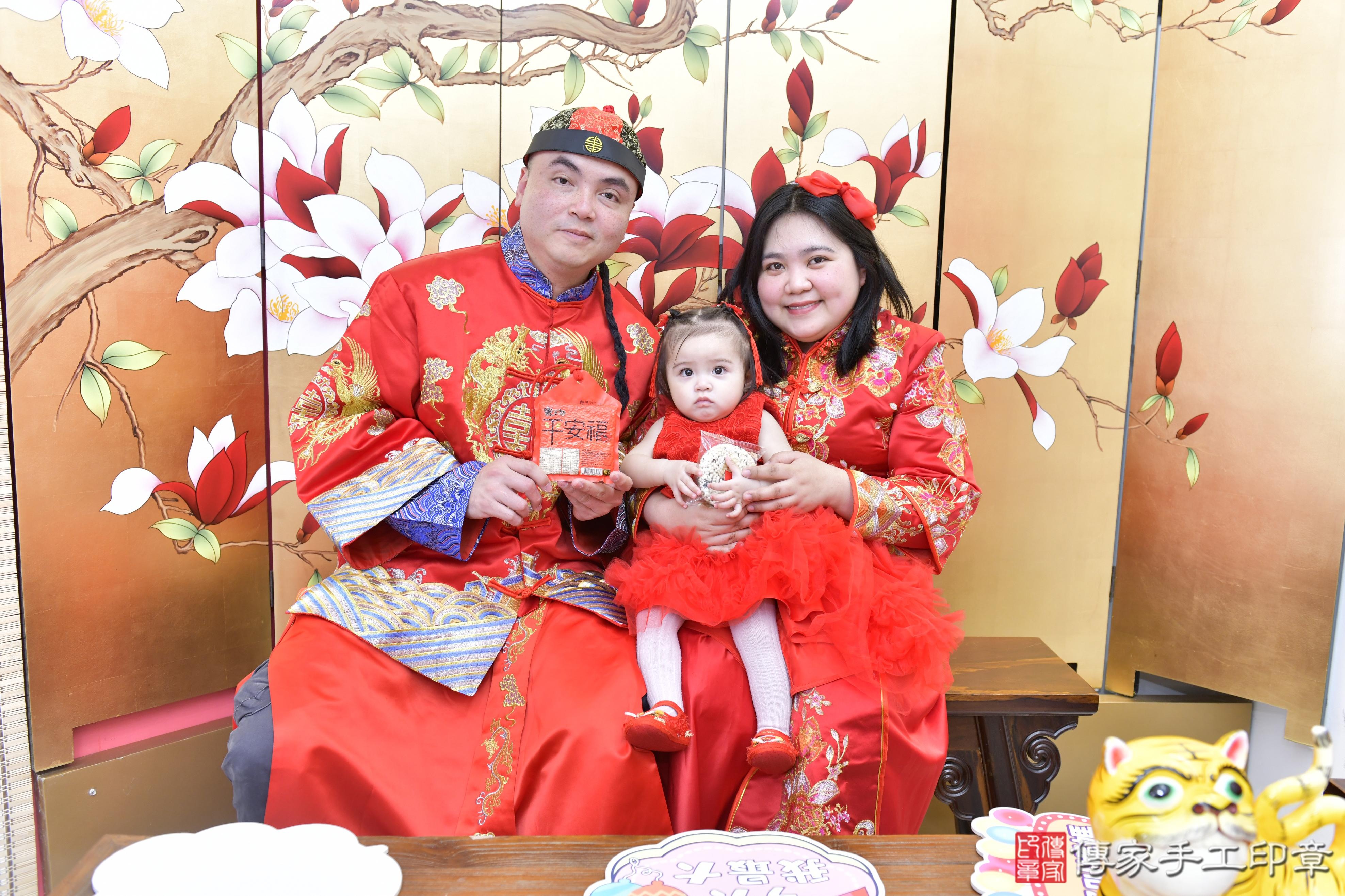 傳家手工印章新竹店、抓周、度脺、美式風會場、傳家嬰兒古禮、吉祥話、抓周道具物品24種、拍照。抓周證書。寶寶抓周、滿周歲、生日快樂、祝福