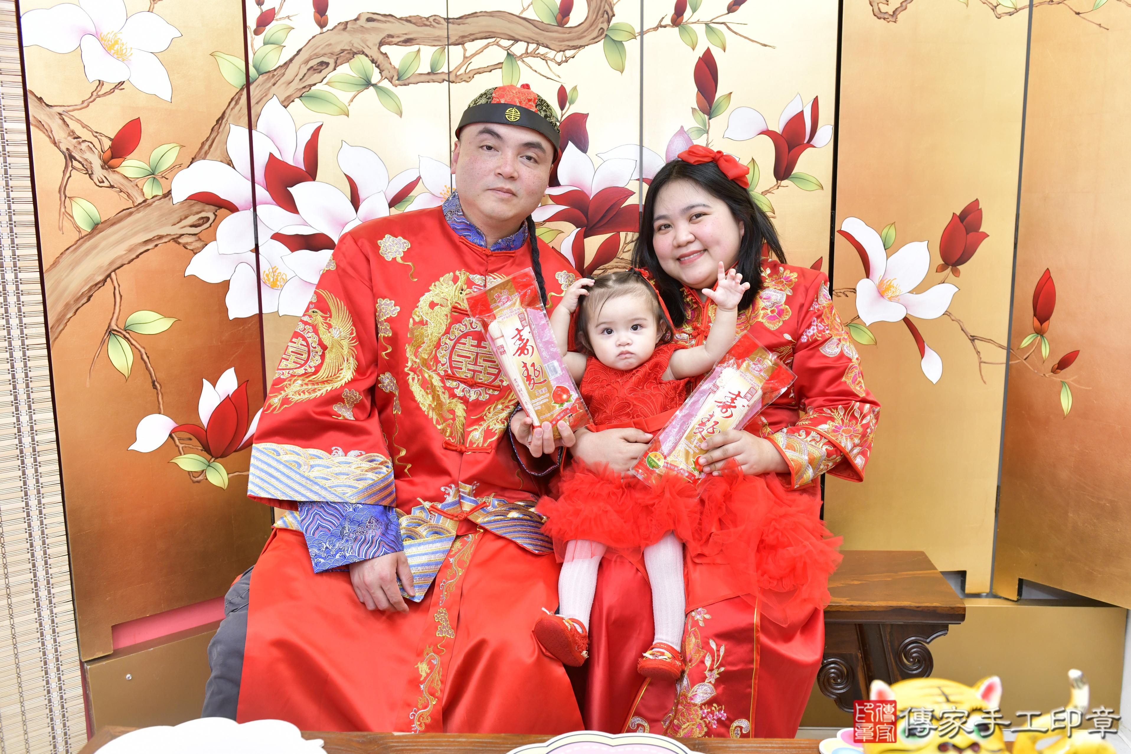 傳家手工印章新竹店、抓周、度脺、美式風會場、傳家嬰兒古禮、吉祥話、抓周道具物品24種、拍照。抓周證書。寶寶抓周、滿周歲、生日快樂、祝福