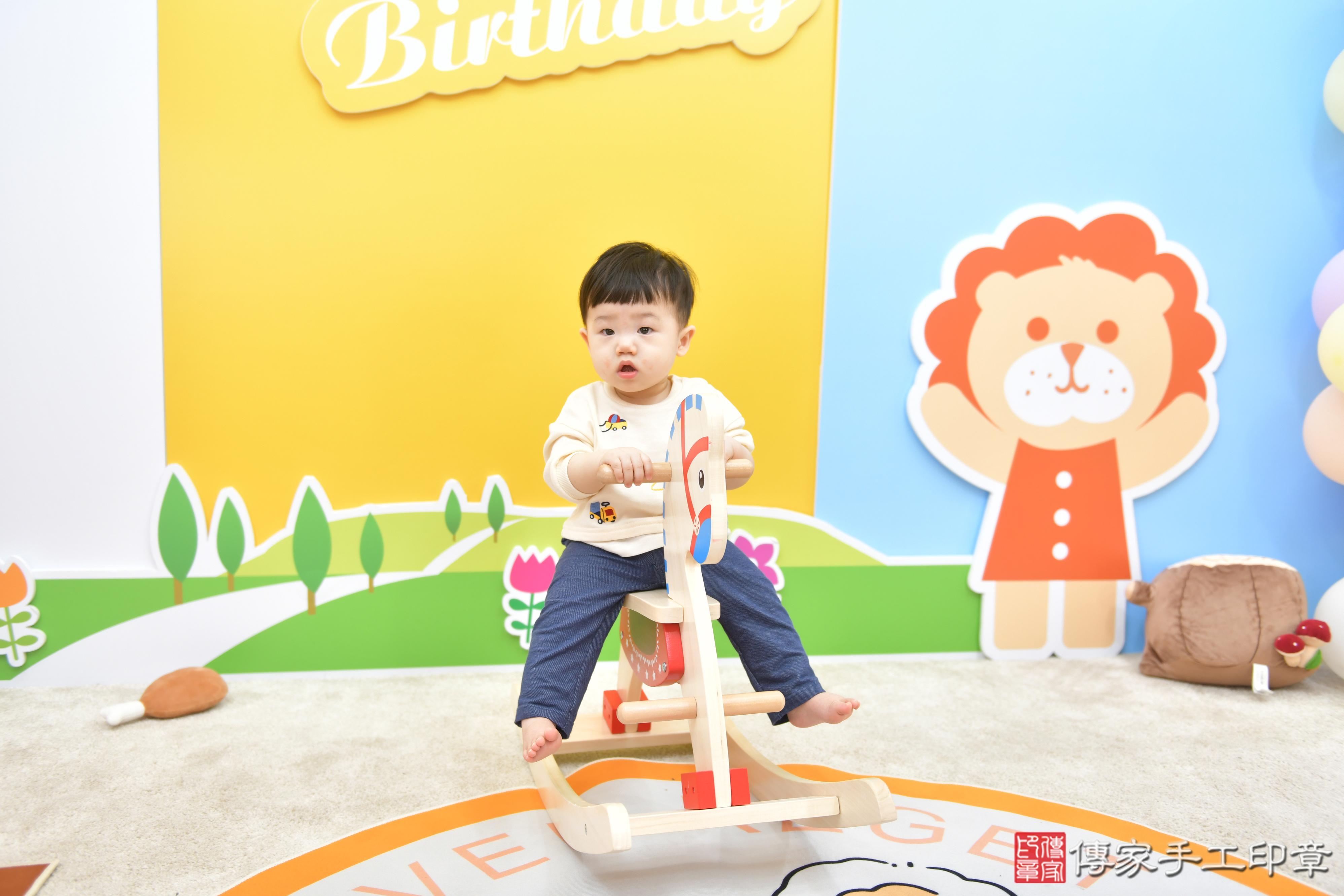 傳家手工印章台中店、抓周、度脺、美式風會場、傳家嬰兒古禮、吉祥話、抓周道具物品24種、拍照。抓周證書。寶寶抓周、滿周歲、生日快樂、祝福