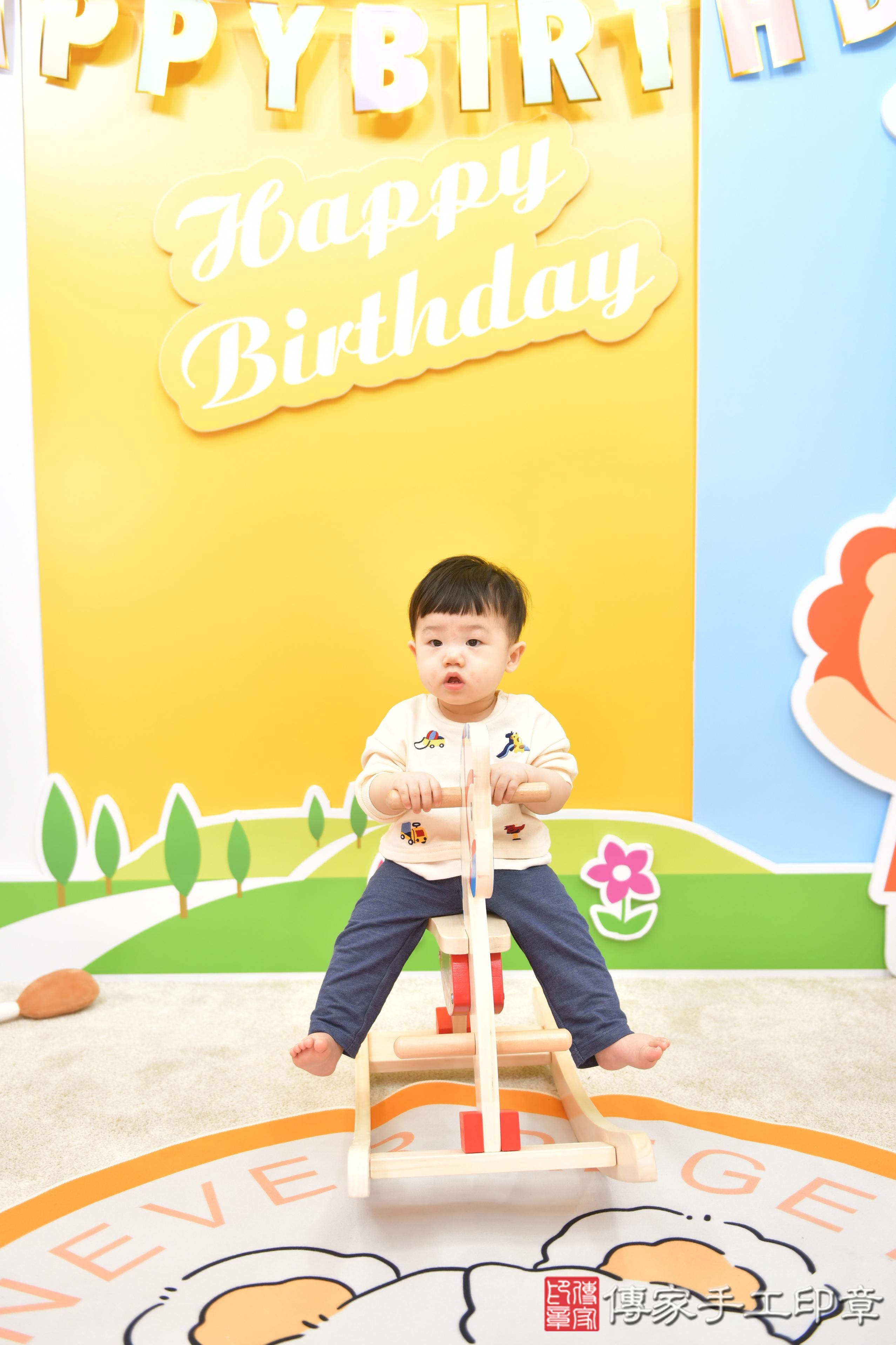 傳家手工印章台中店、抓周、度脺、美式風會場、傳家嬰兒古禮、吉祥話、抓周道具物品24種、拍照。抓周證書。寶寶抓周、滿周歲、生日快樂、祝福