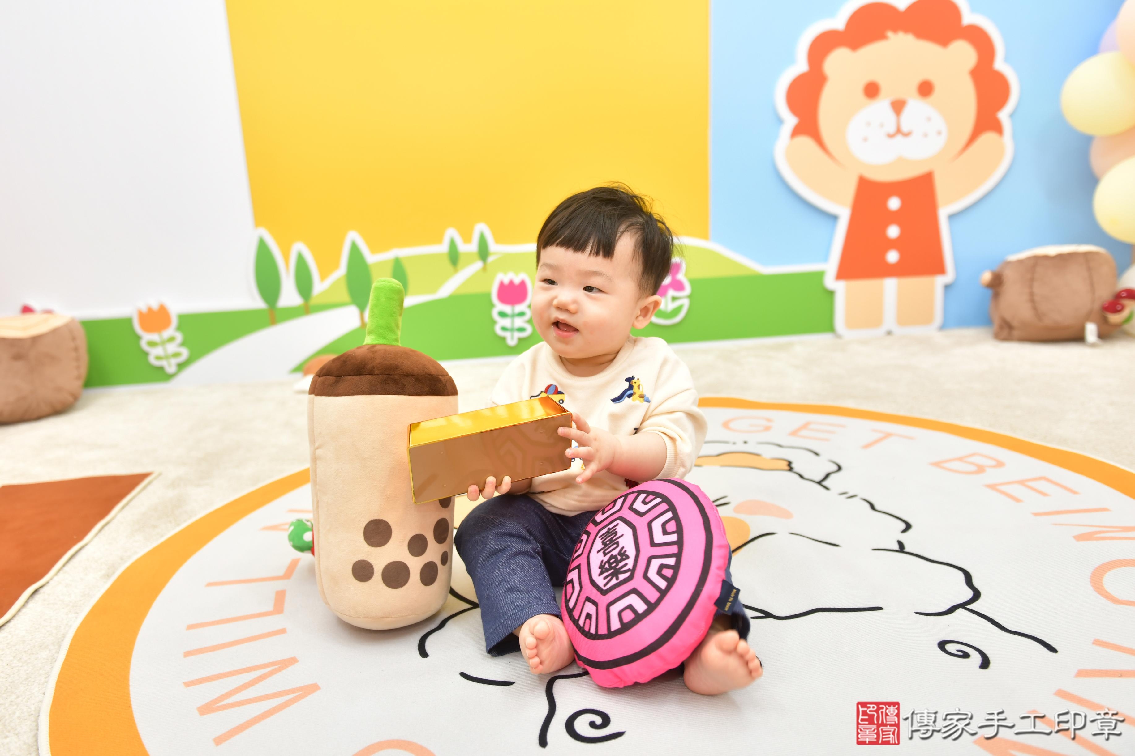 傳家手工印章台中店、抓周、度脺、美式風會場、傳家嬰兒古禮、吉祥話、抓周道具物品24種、拍照。抓周證書。寶寶抓周、滿周歲、生日快樂、祝福