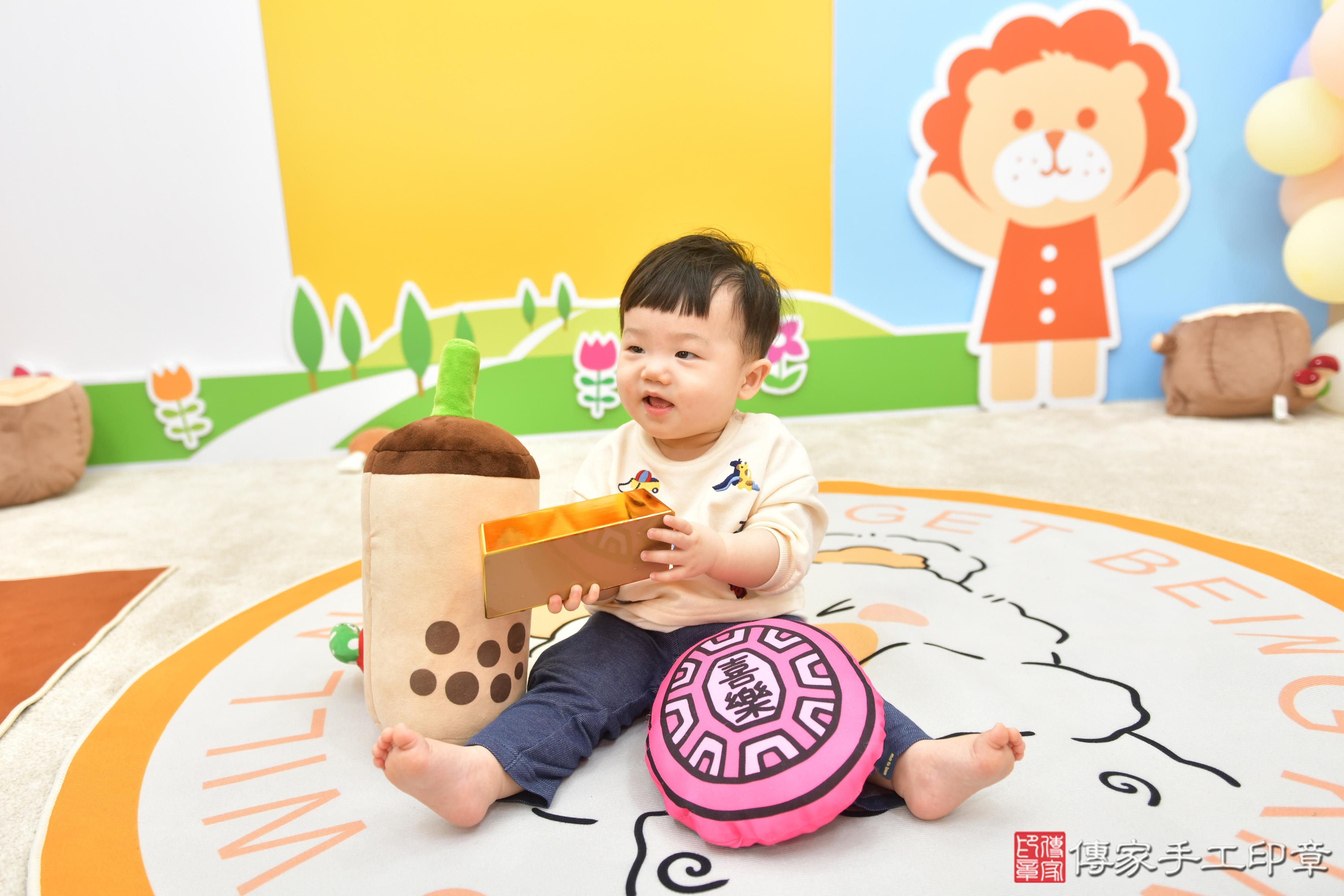 傳家手工印章台中店、抓周、度脺、美式風會場、傳家嬰兒古禮、吉祥話、抓周道具物品24種、拍照。抓周證書。寶寶抓周、滿周歲、生日快樂、祝福