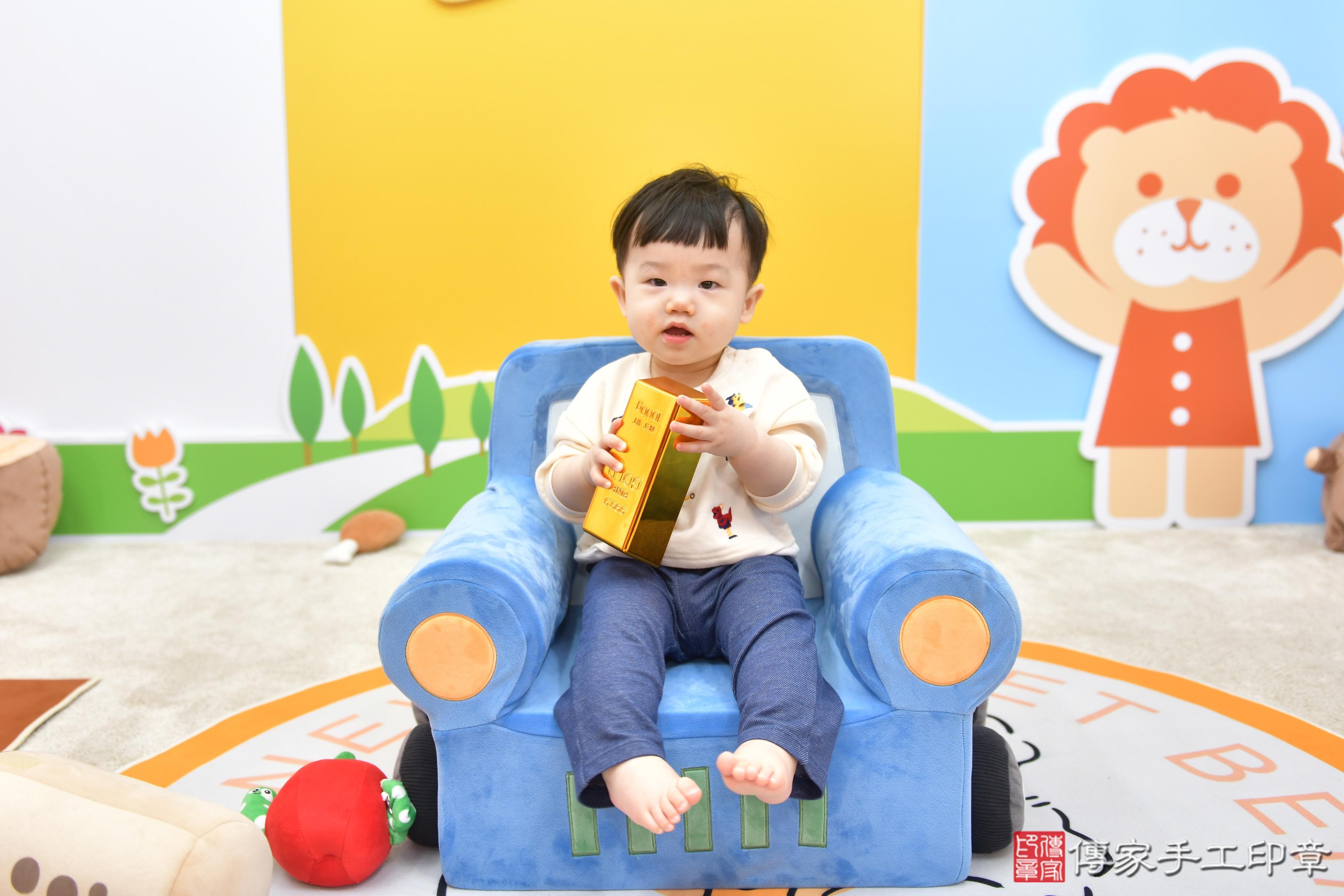 傳家手工印章台中店、抓周、度脺、美式風會場、傳家嬰兒古禮、吉祥話、抓周道具物品24種、拍照。抓周證書。寶寶抓周、滿周歲、生日快樂、祝福