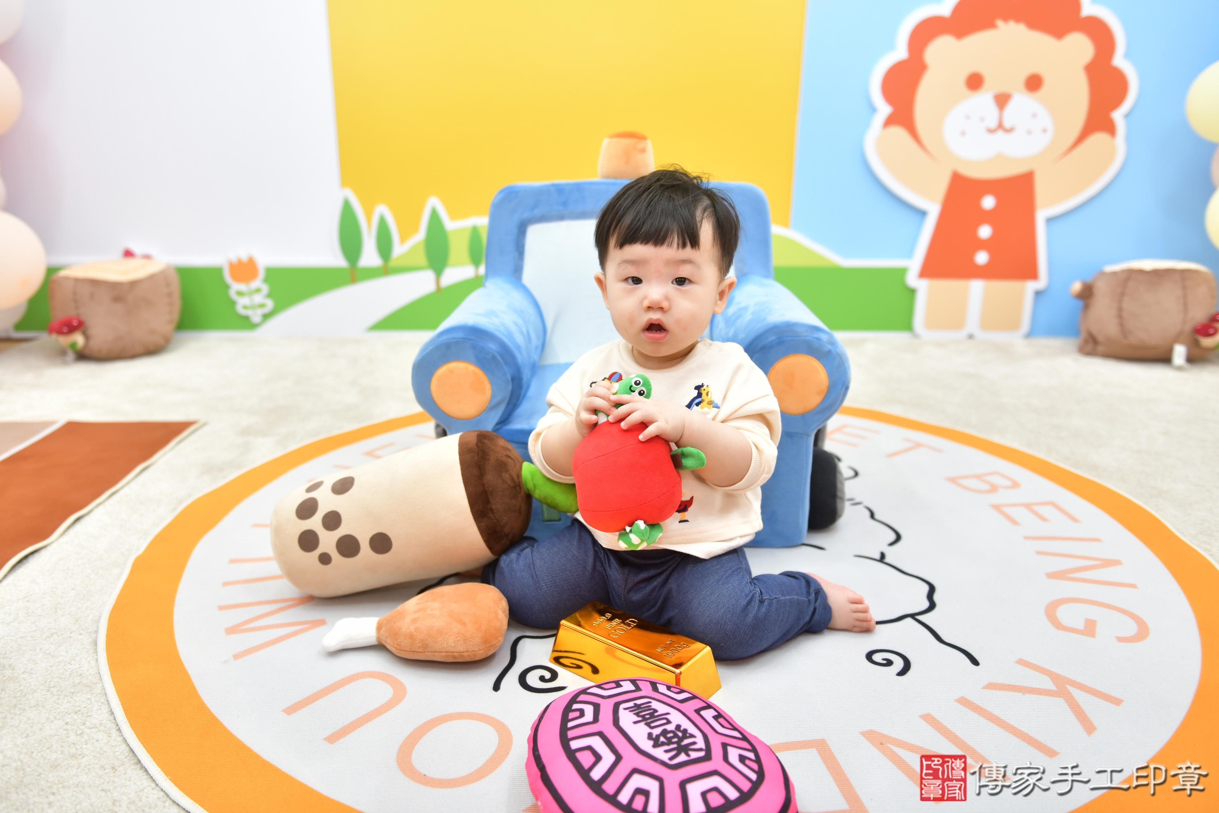 傳家手工印章台中店、抓周、度脺、美式風會場、傳家嬰兒古禮、吉祥話、抓周道具物品24種、拍照。抓周證書。寶寶抓周、滿周歲、生日快樂、祝福