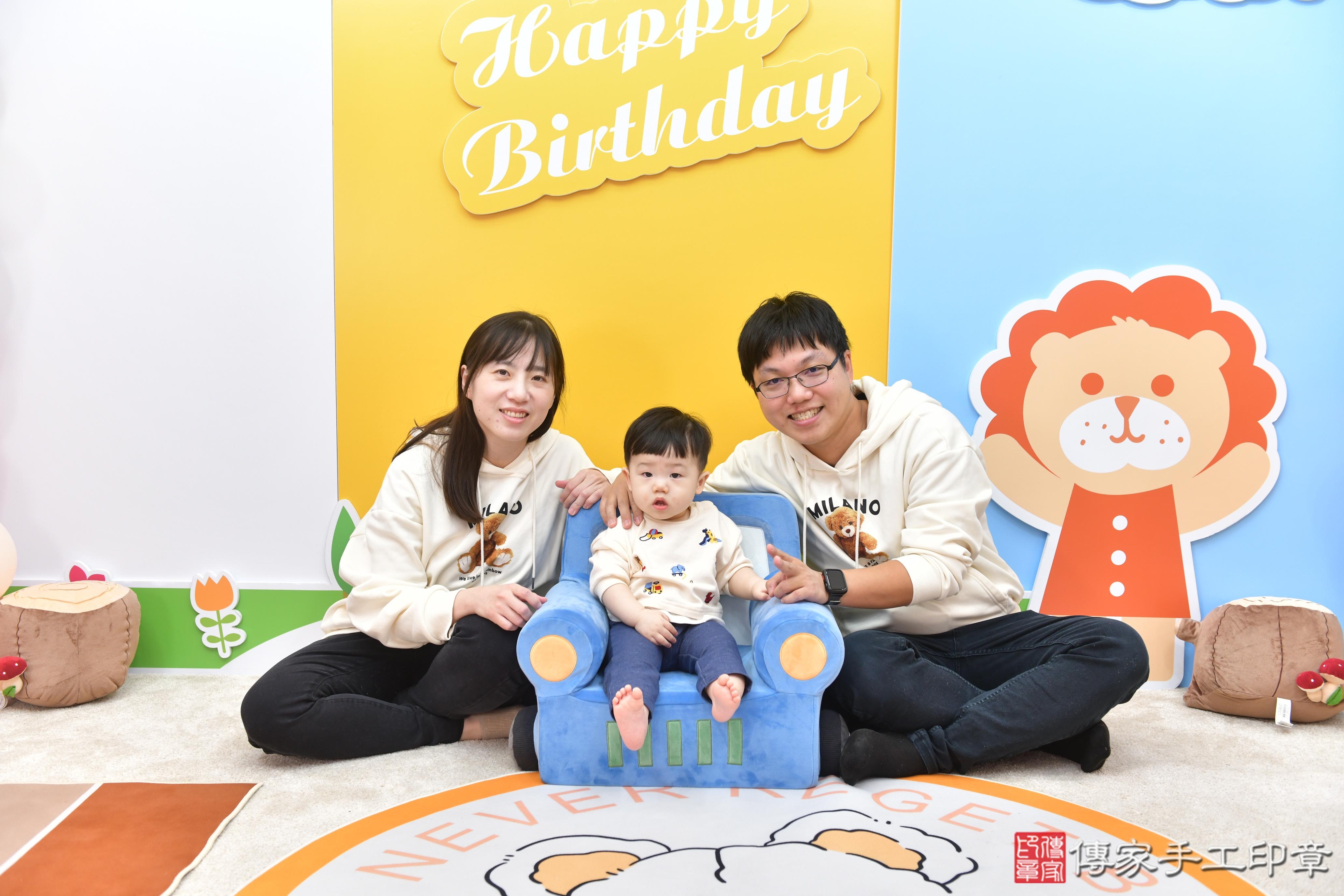 傳家手工印章台中店、抓周、度脺、美式風會場、傳家嬰兒古禮、吉祥話、抓周道具物品24種、拍照。抓周證書。寶寶抓周、滿周歲、生日快樂、祝福