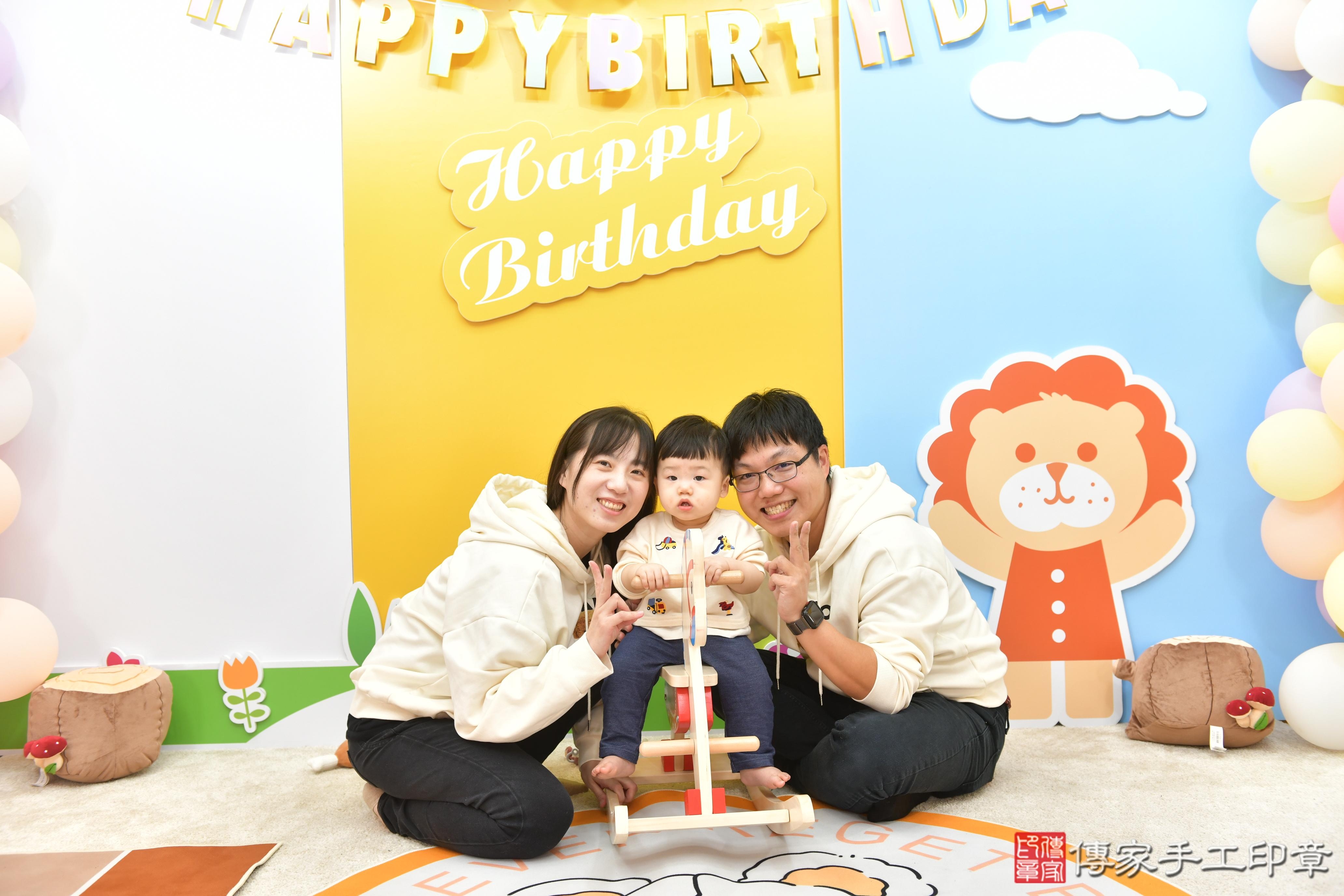 傳家手工印章台中店、抓周、度脺、美式風會場、傳家嬰兒古禮、吉祥話、抓周道具物品24種、拍照。抓周證書。寶寶抓周、滿周歲、生日快樂、祝福