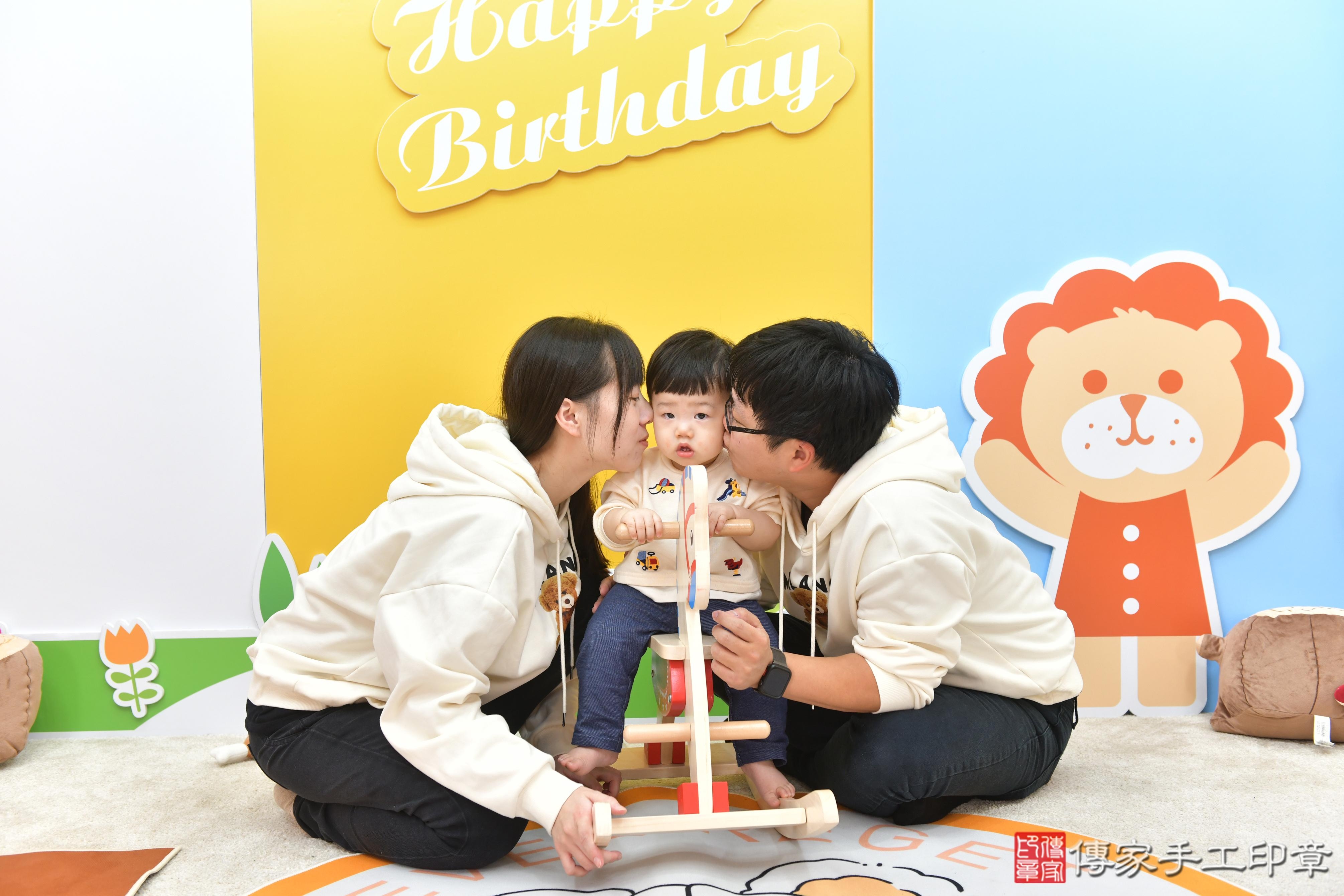 傳家手工印章台中店、抓周、度脺、美式風會場、傳家嬰兒古禮、吉祥話、抓周道具物品24種、拍照。抓周證書。寶寶抓周、滿周歲、生日快樂、祝福