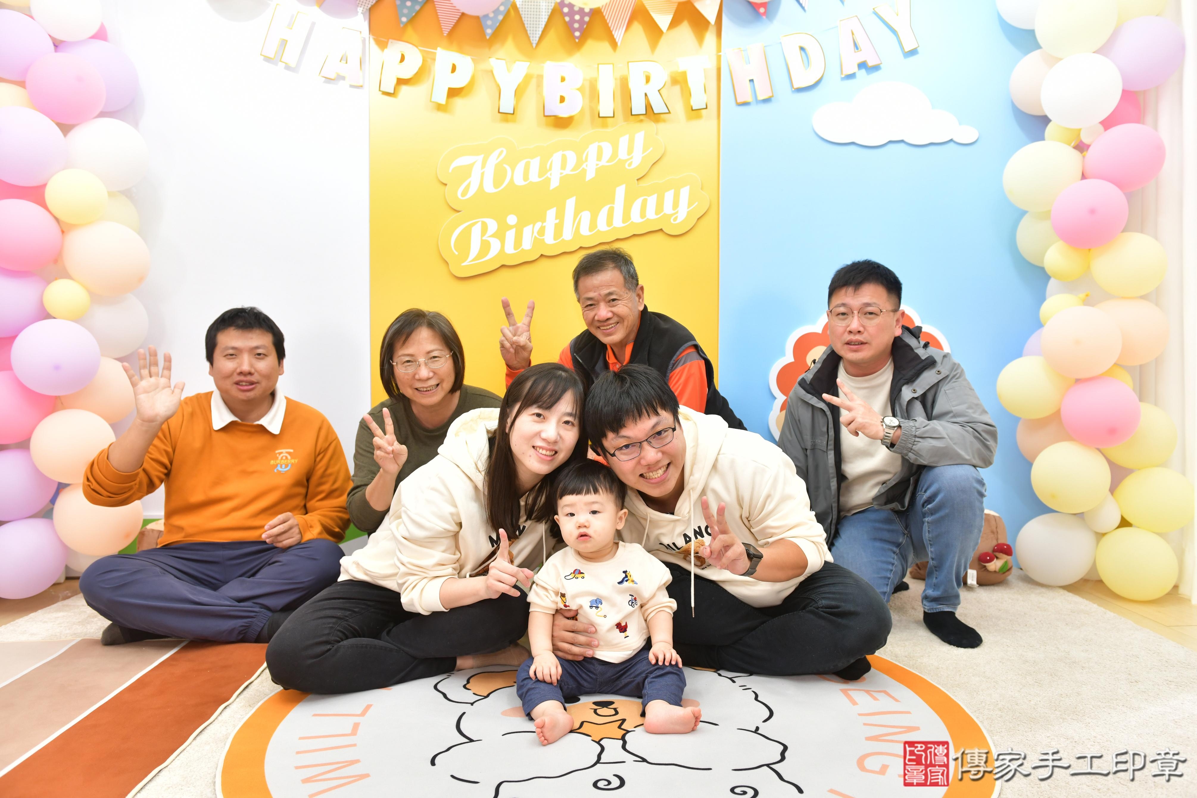 傳家手工印章台中店、抓周、度脺、美式風會場、傳家嬰兒古禮、吉祥話、抓周道具物品24種、拍照。抓周證書。寶寶抓周、滿周歲、生日快樂、祝福