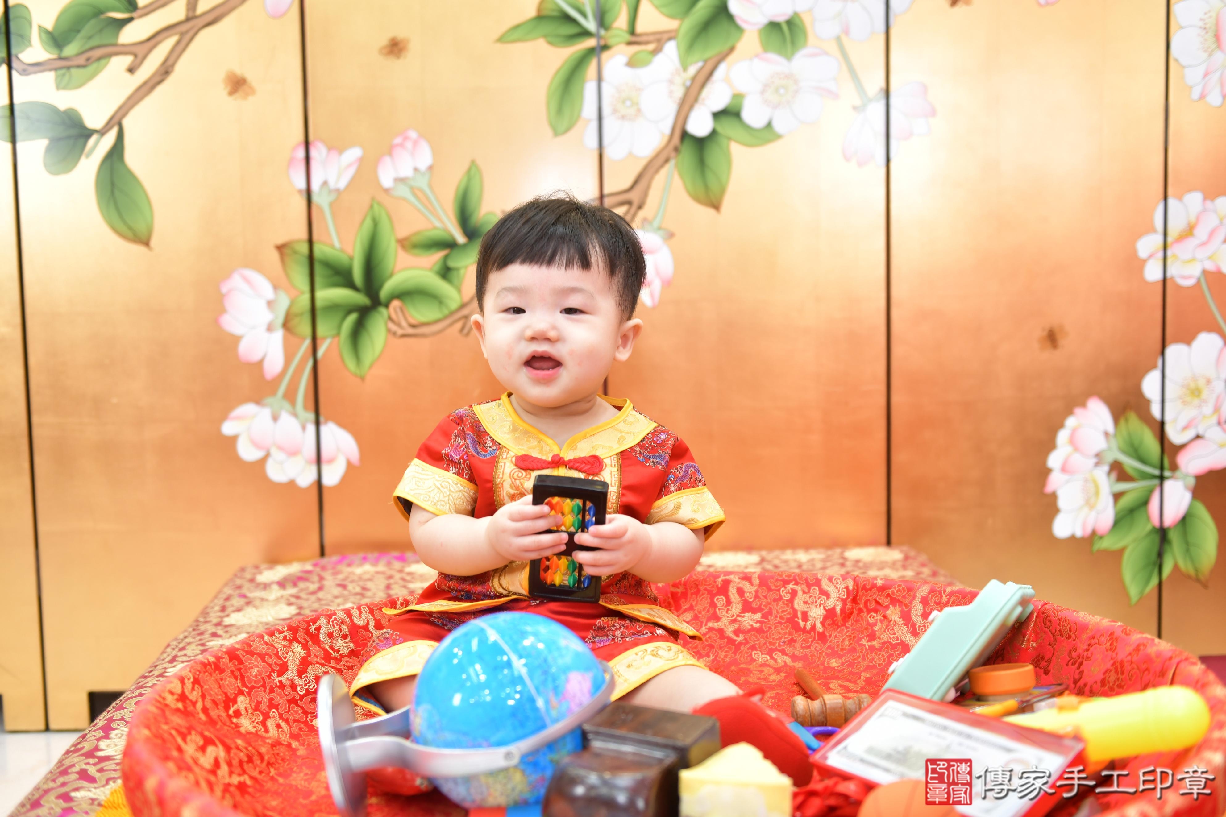 傳家手工印章台中店、抓周、度脺、美式風會場、傳家嬰兒古禮、吉祥話、抓周道具物品24種、拍照。抓周證書。寶寶抓周、滿周歲、生日快樂、祝福