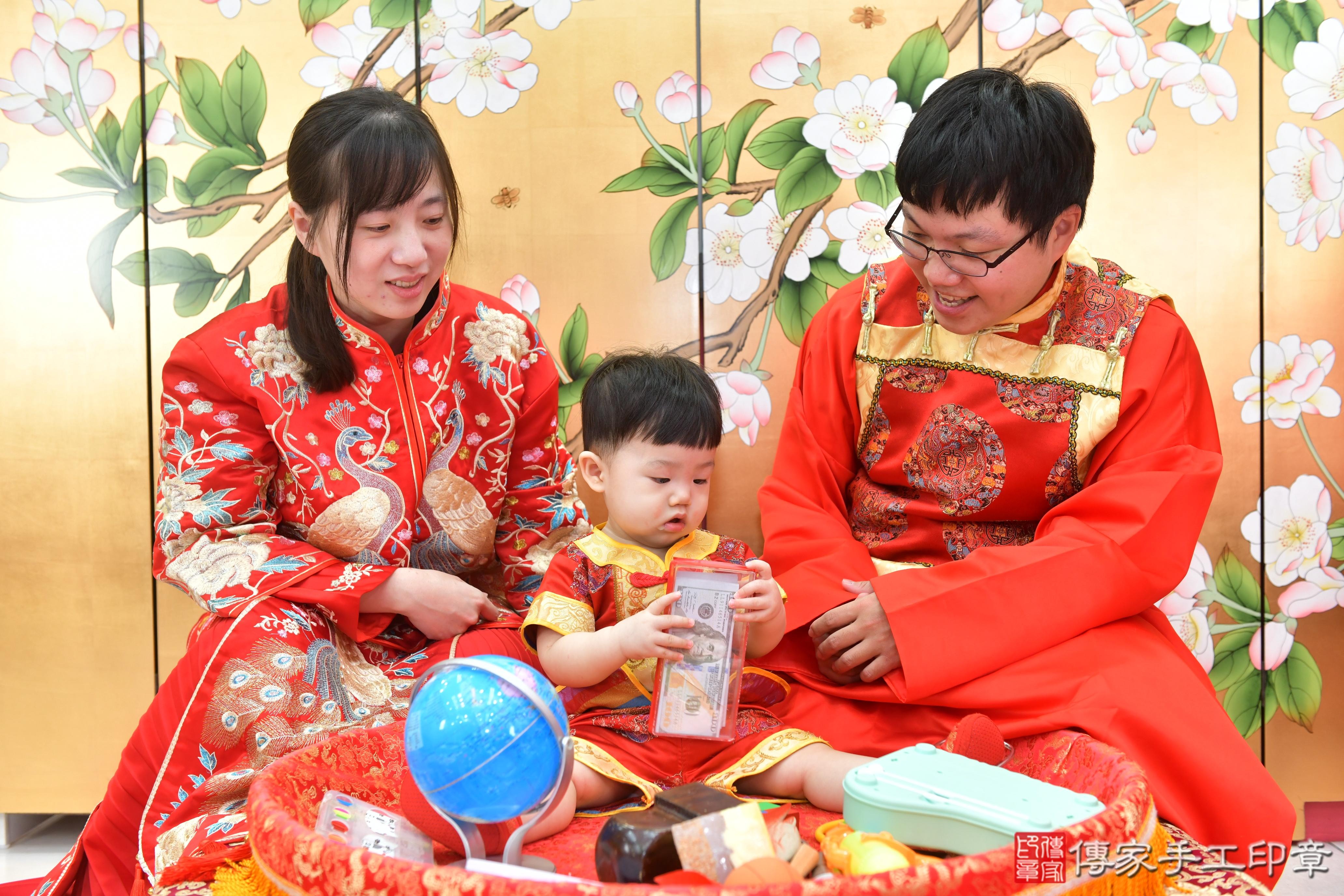 傳家手工印章台中店、抓周、度脺、美式風會場、傳家嬰兒古禮、吉祥話、抓周道具物品24種、拍照。抓周證書。寶寶抓周、滿周歲、生日快樂、祝福