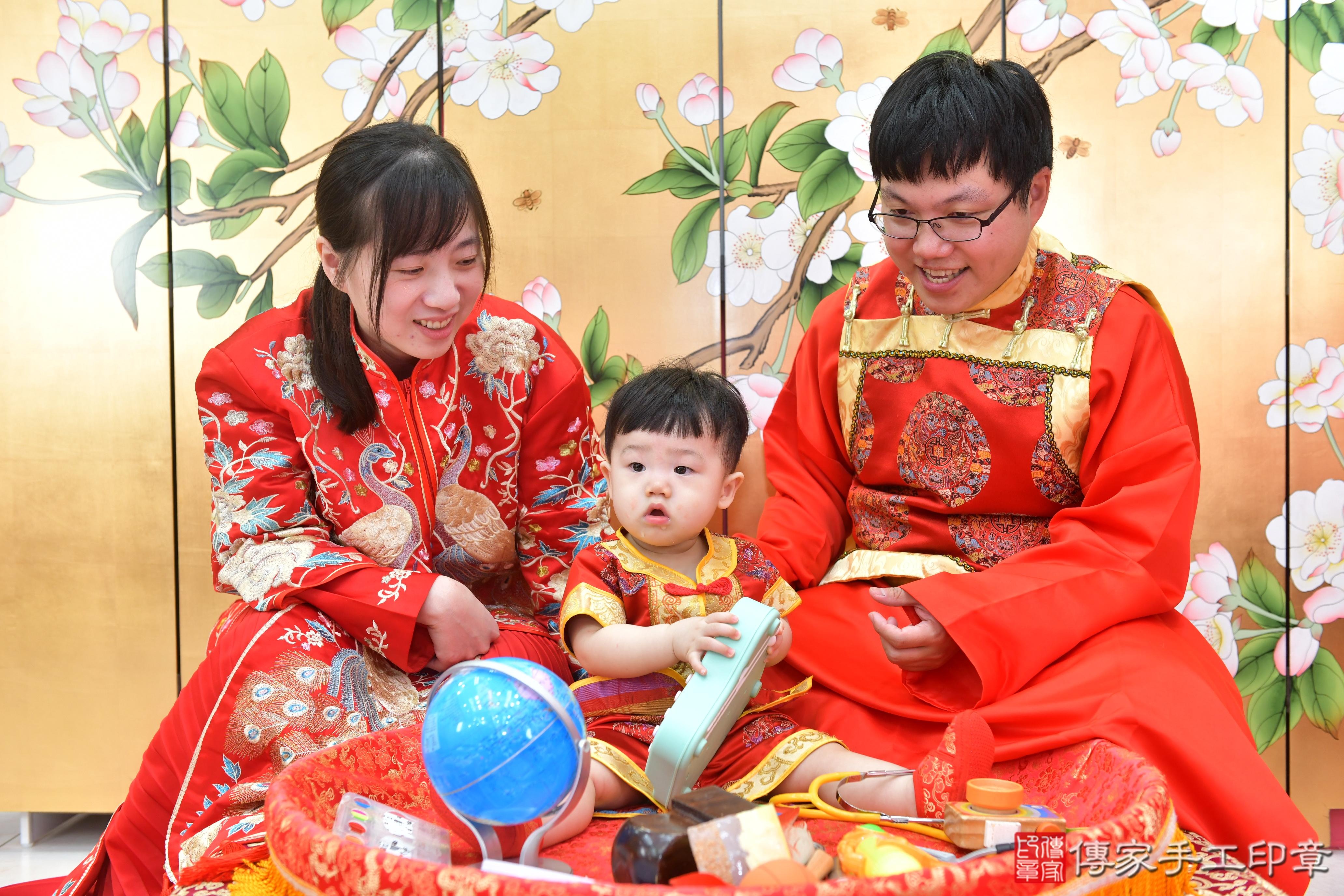 傳家手工印章台中店、抓周、度脺、美式風會場、傳家嬰兒古禮、吉祥話、抓周道具物品24種、拍照。抓周證書。寶寶抓周、滿周歲、生日快樂、祝福