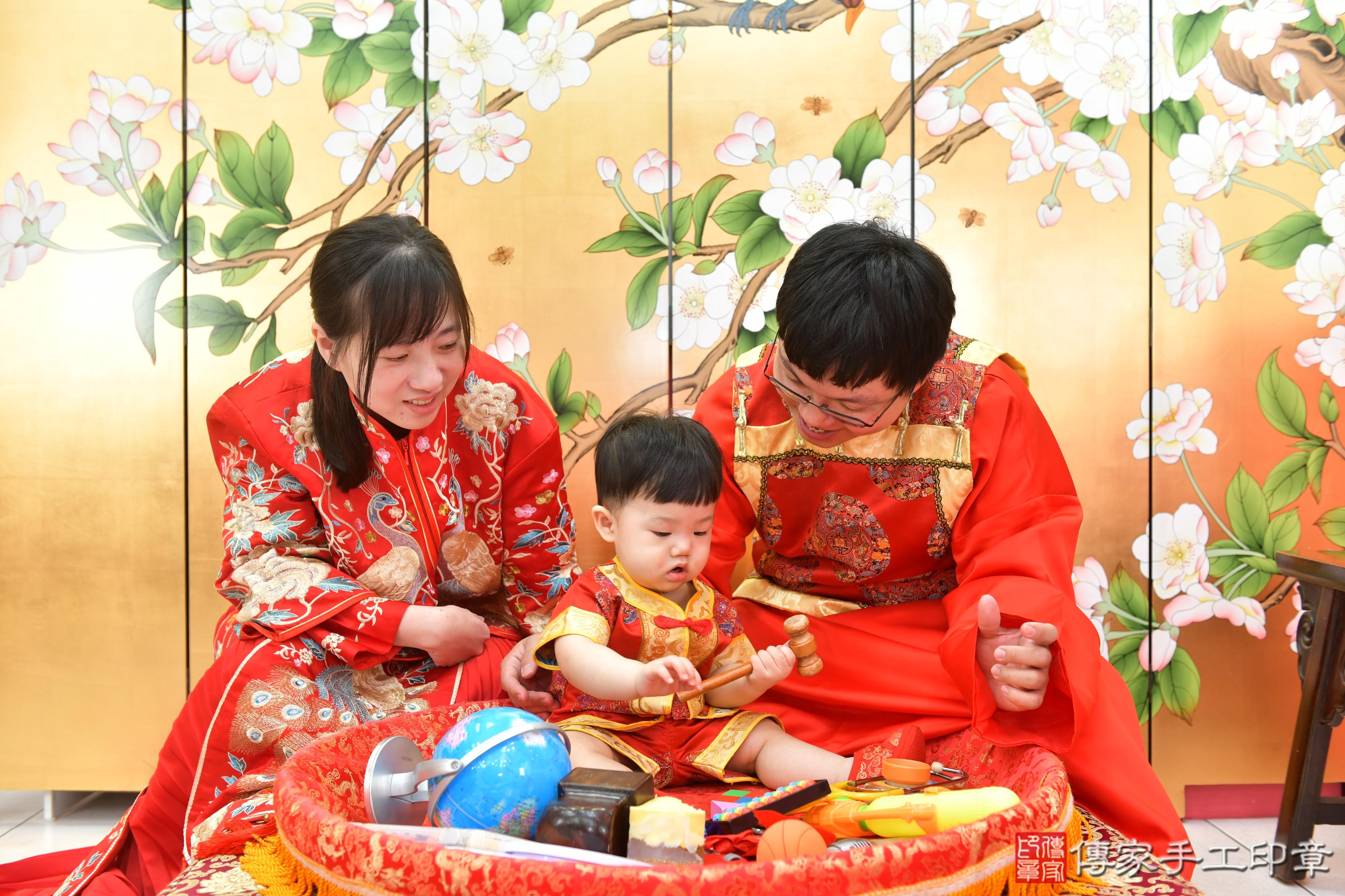 傳家手工印章台中店、抓周、度脺、美式風會場、傳家嬰兒古禮、吉祥話、抓周道具物品24種、拍照。抓周證書。寶寶抓周、滿周歲、生日快樂、祝福