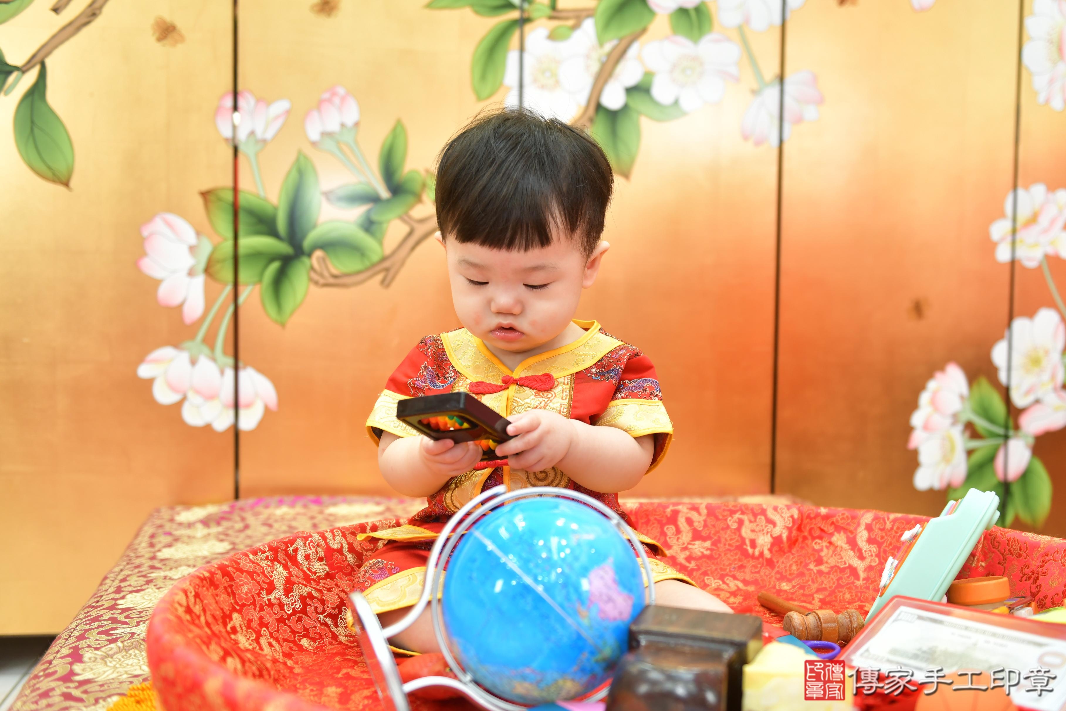 傳家手工印章台中店、抓周、度脺、美式風會場、傳家嬰兒古禮、吉祥話、抓周道具物品24種、拍照。抓周證書。寶寶抓周、滿周歲、生日快樂、祝福