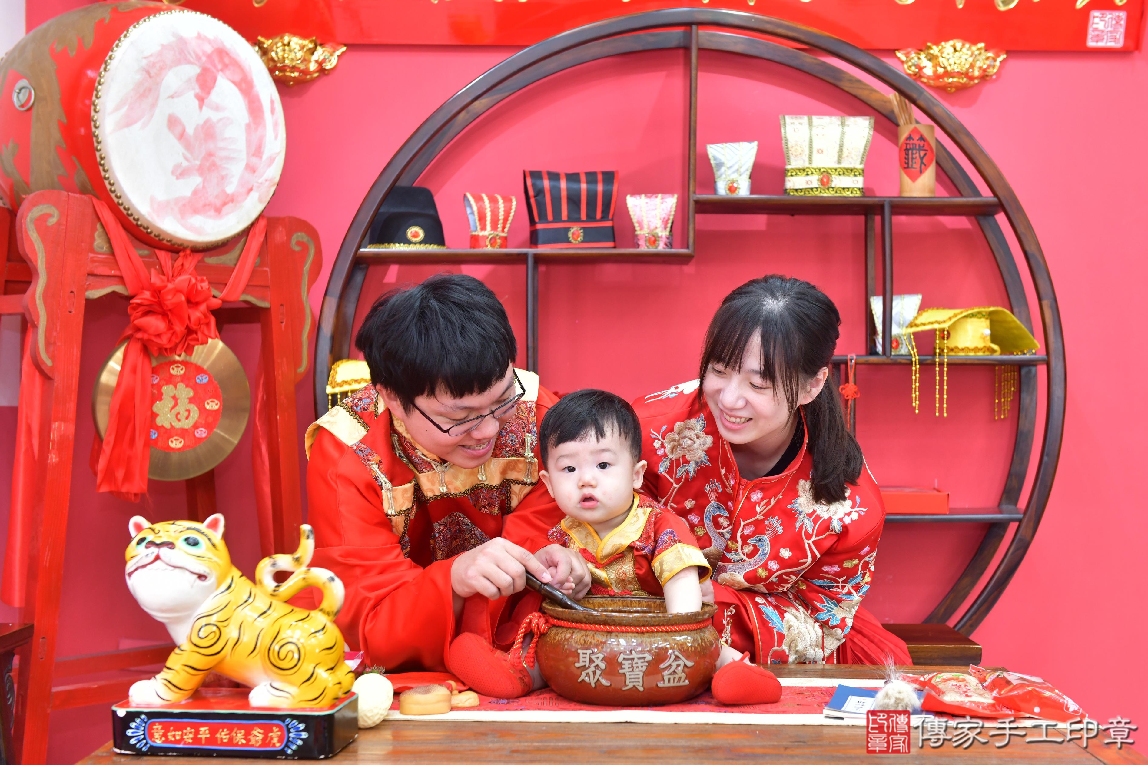 傳家手工印章台中店、抓周、度脺、美式風會場、傳家嬰兒古禮、吉祥話、抓周道具物品24種、拍照。抓周證書。寶寶抓周、滿周歲、生日快樂、祝福