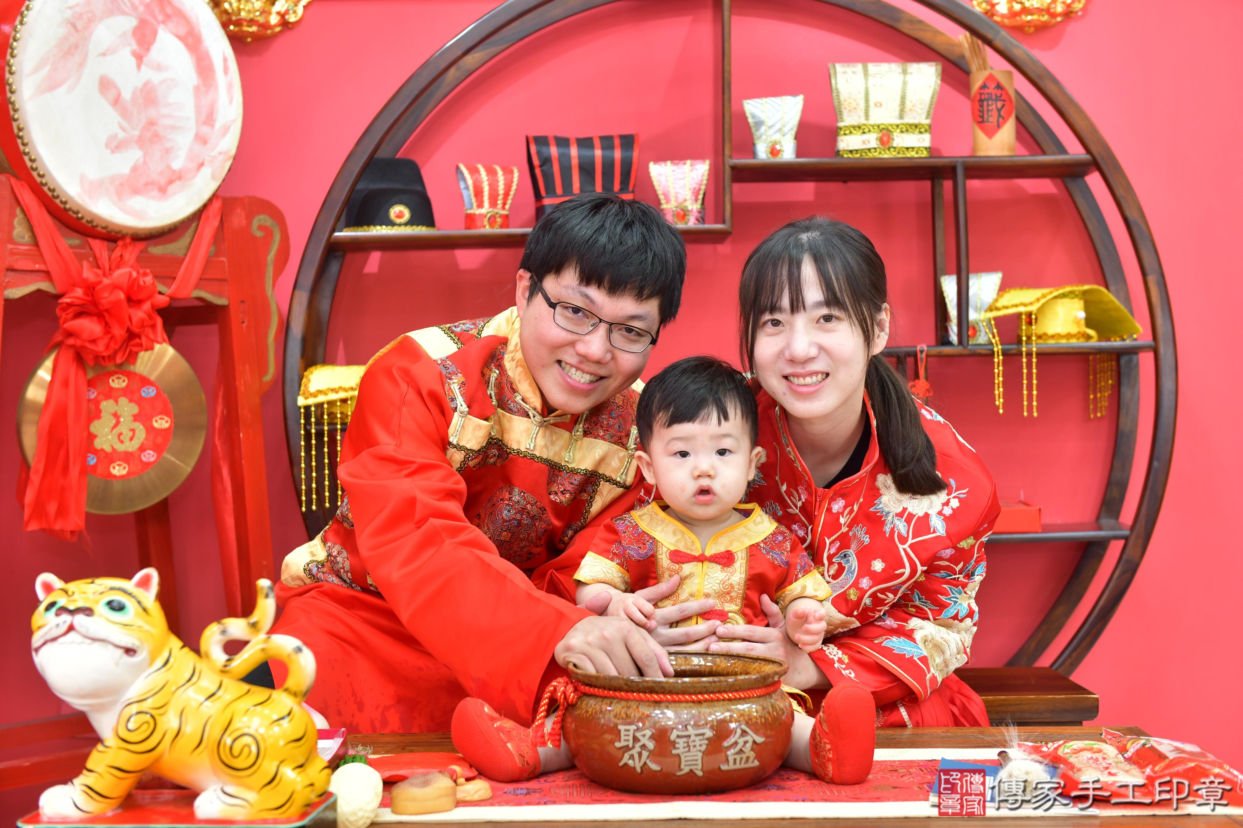 傳家手工印章台中店、抓周、度脺、美式風會場、傳家嬰兒古禮、吉祥話、抓周道具物品24種、拍照。抓周證書。寶寶抓周、滿周歲、生日快樂、祝福