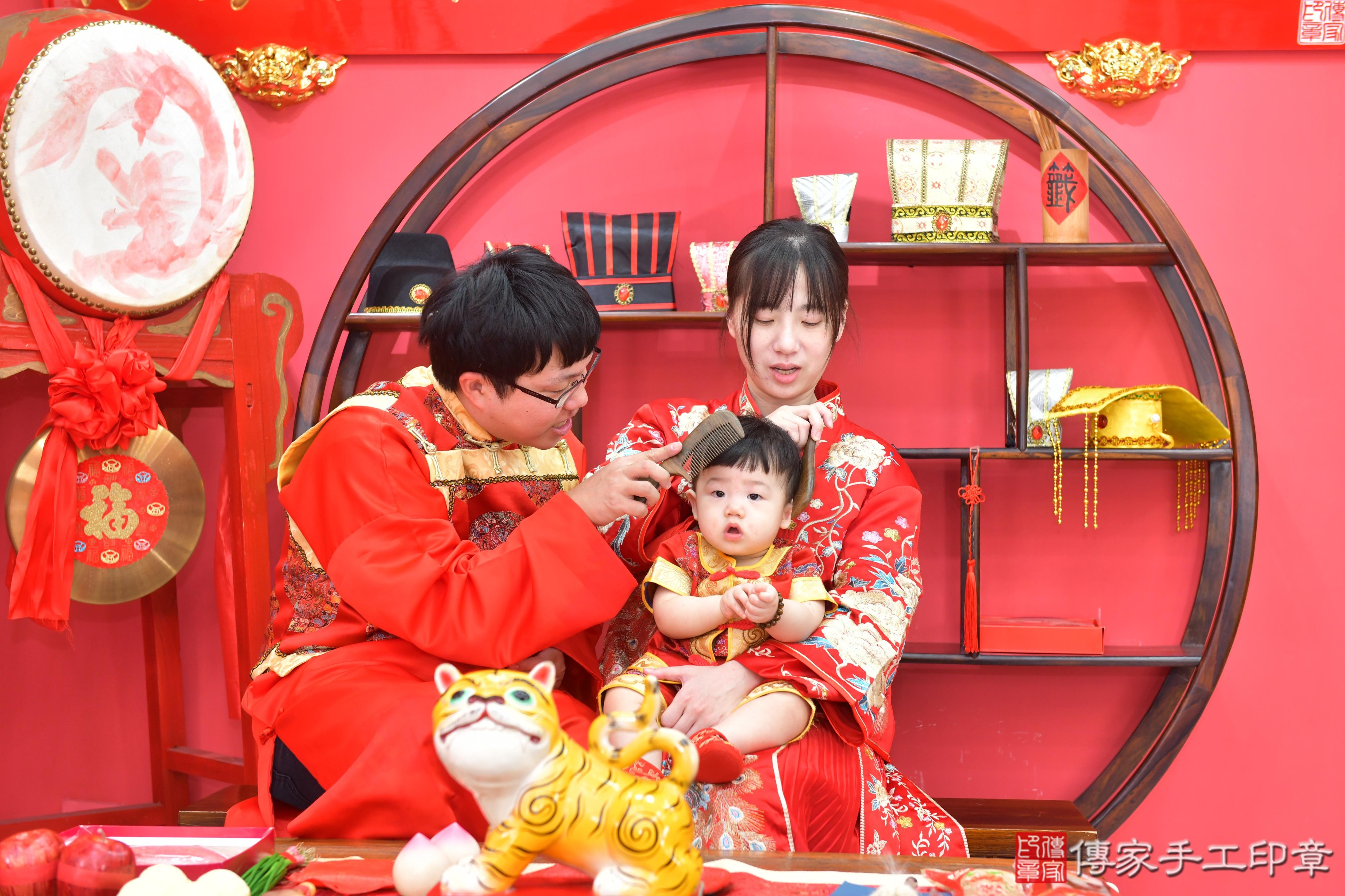 傳家手工印章台中店、抓周、度脺、美式風會場、傳家嬰兒古禮、吉祥話、抓周道具物品24種、拍照。抓周證書。寶寶抓周、滿周歲、生日快樂、祝福