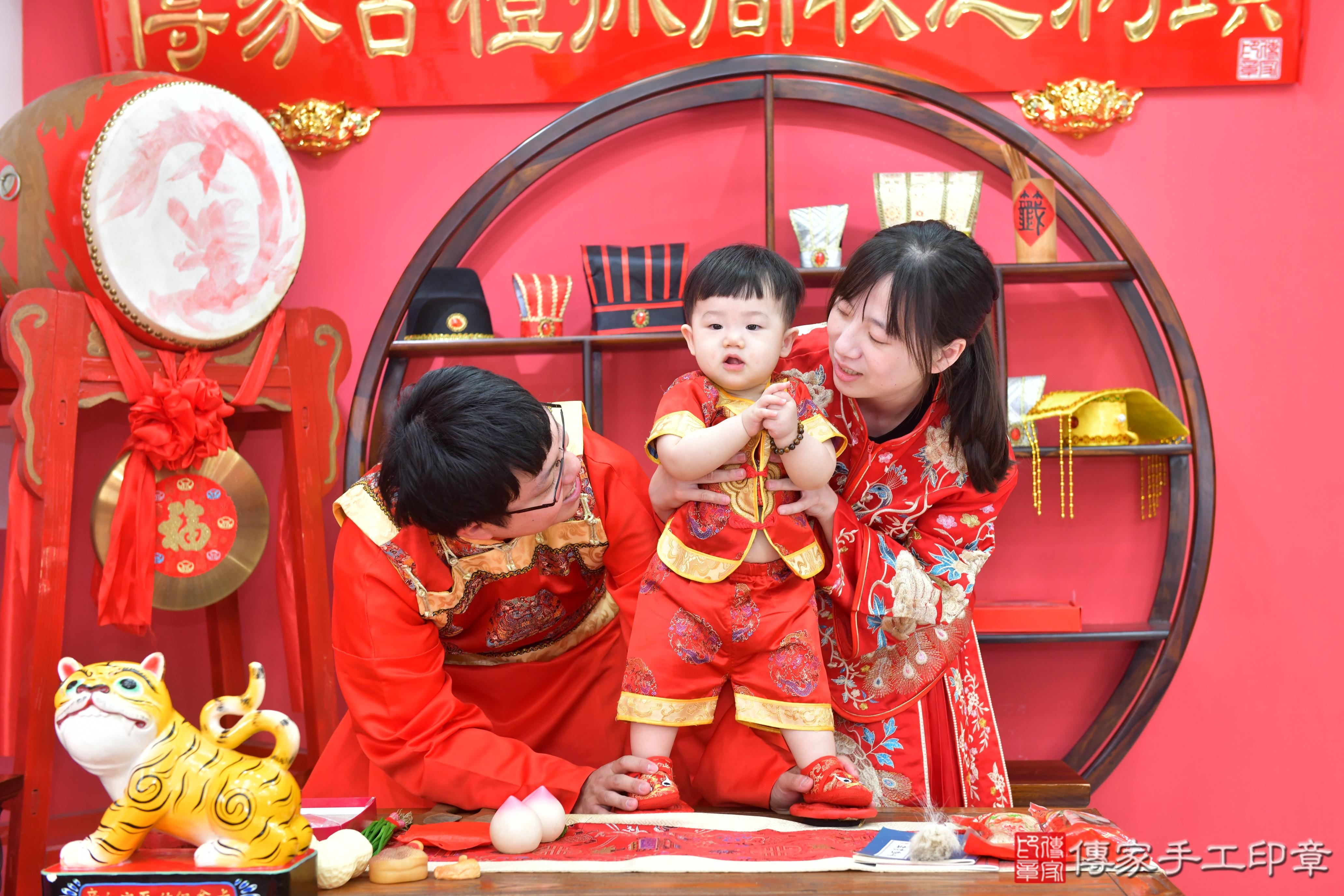 傳家手工印章台中店、抓周、度脺、美式風會場、傳家嬰兒古禮、吉祥話、抓周道具物品24種、拍照。抓周證書。寶寶抓周、滿周歲、生日快樂、祝福