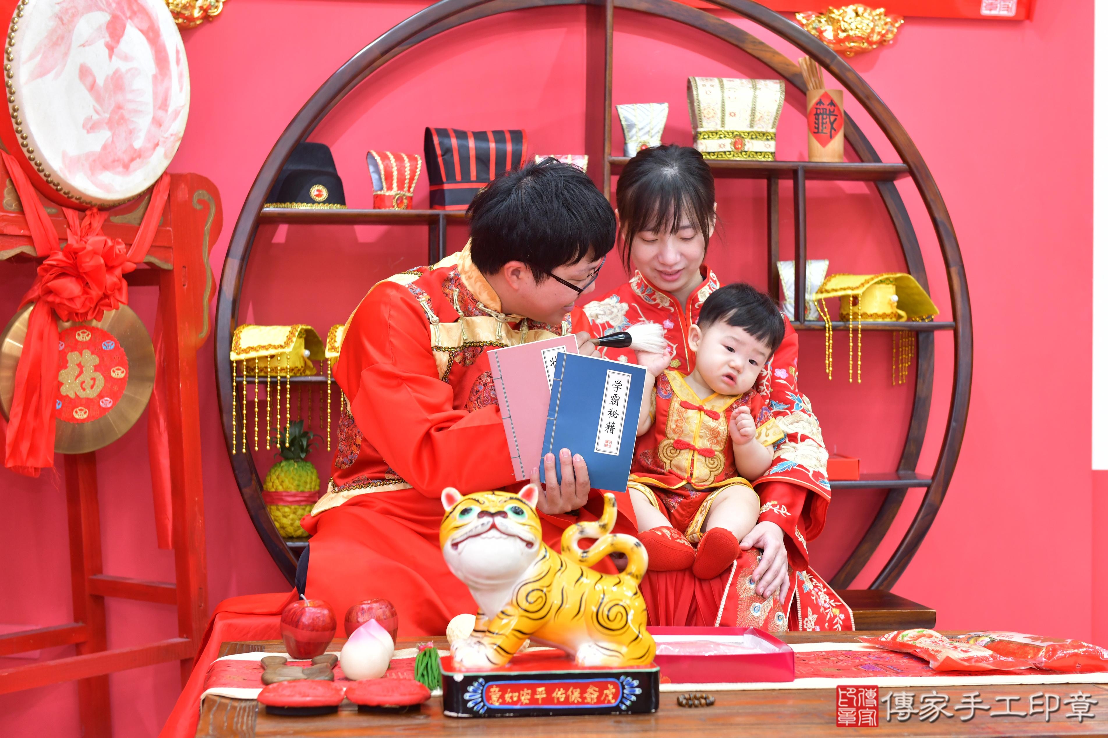 傳家手工印章台中店、抓周、度脺、美式風會場、傳家嬰兒古禮、吉祥話、抓周道具物品24種、拍照。抓周證書。寶寶抓周、滿周歲、生日快樂、祝福