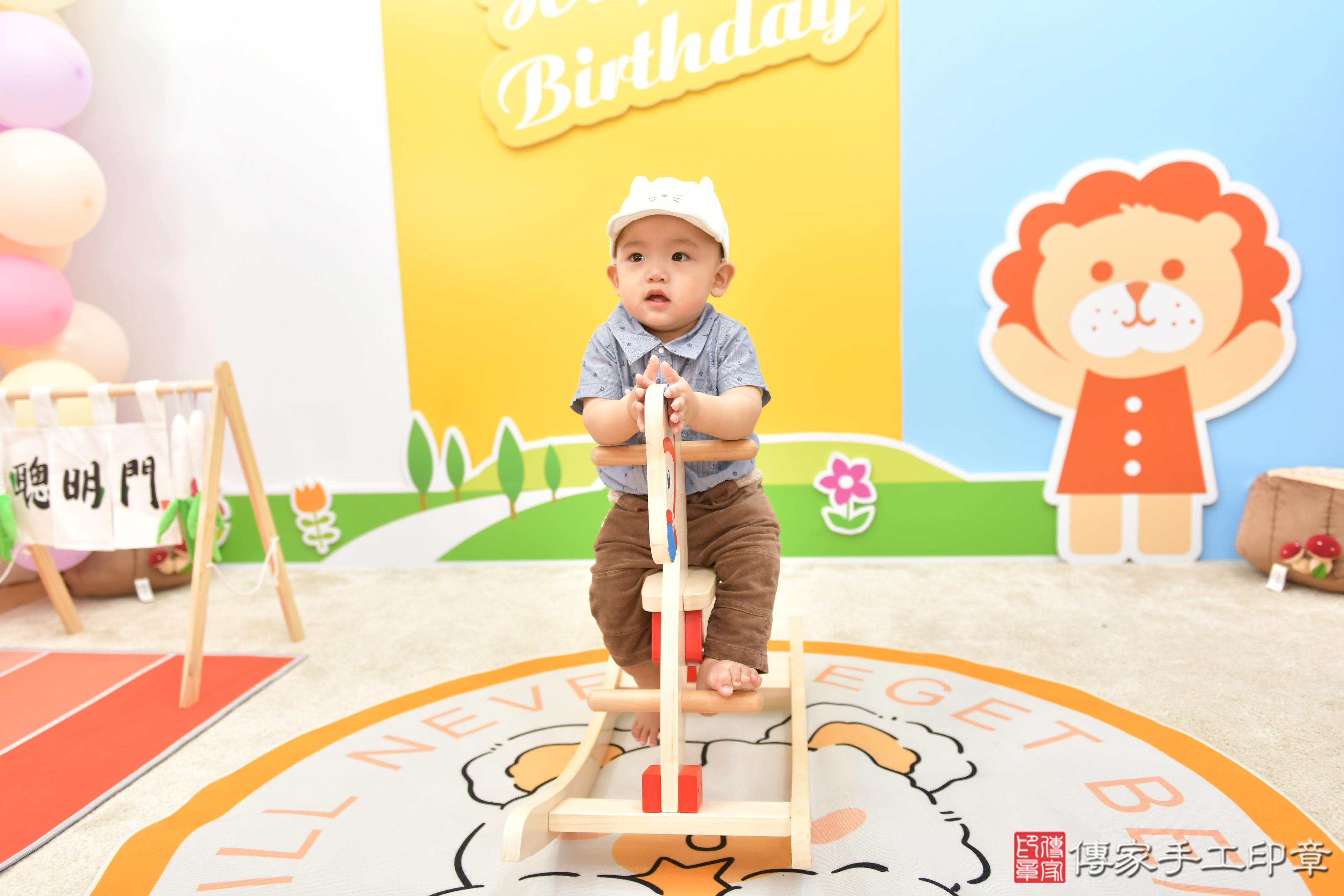 傳家手工印章台中店、抓周、度脺、美式風會場、傳家嬰兒古禮、吉祥話、抓周道具物品24種、拍照。抓周證書。寶寶抓周、滿周歲、生日快樂、祝福