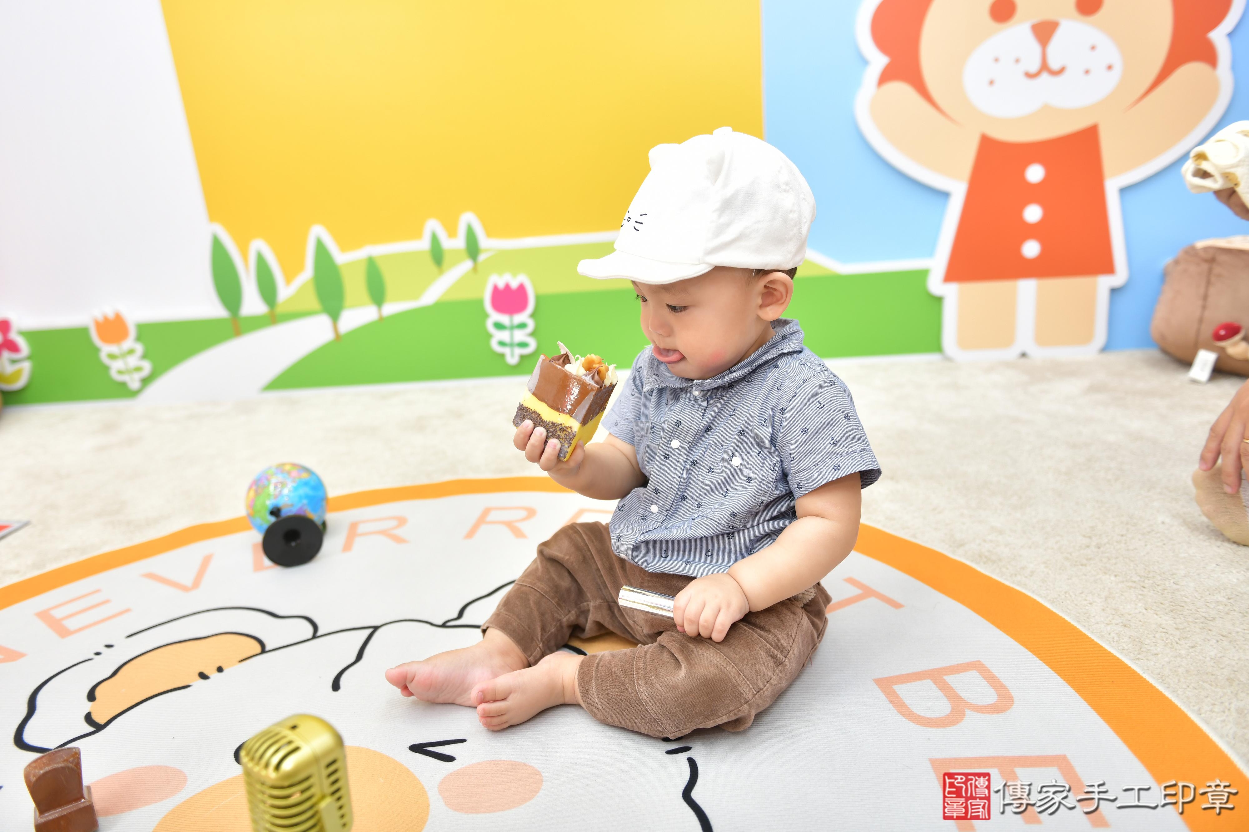 傳家手工印章台中店、抓周、度脺、美式風會場、傳家嬰兒古禮、吉祥話、抓周道具物品24種、拍照。抓周證書。寶寶抓周、滿周歲、生日快樂、祝福