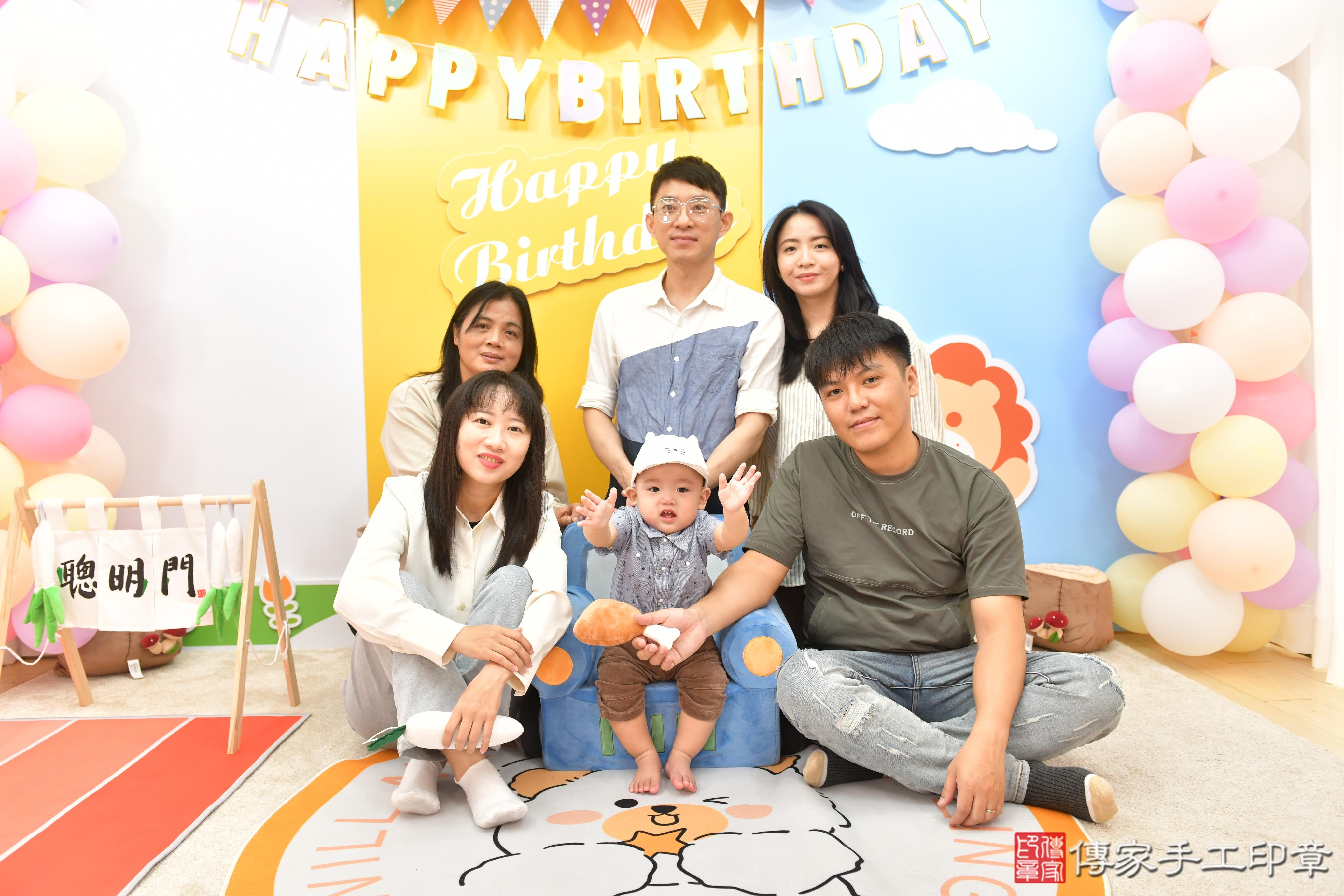 傳家手工印章台中店、抓周、度脺、美式風會場、傳家嬰兒古禮、吉祥話、抓周道具物品24種、拍照。抓周證書。寶寶抓周、滿周歲、生日快樂、祝福