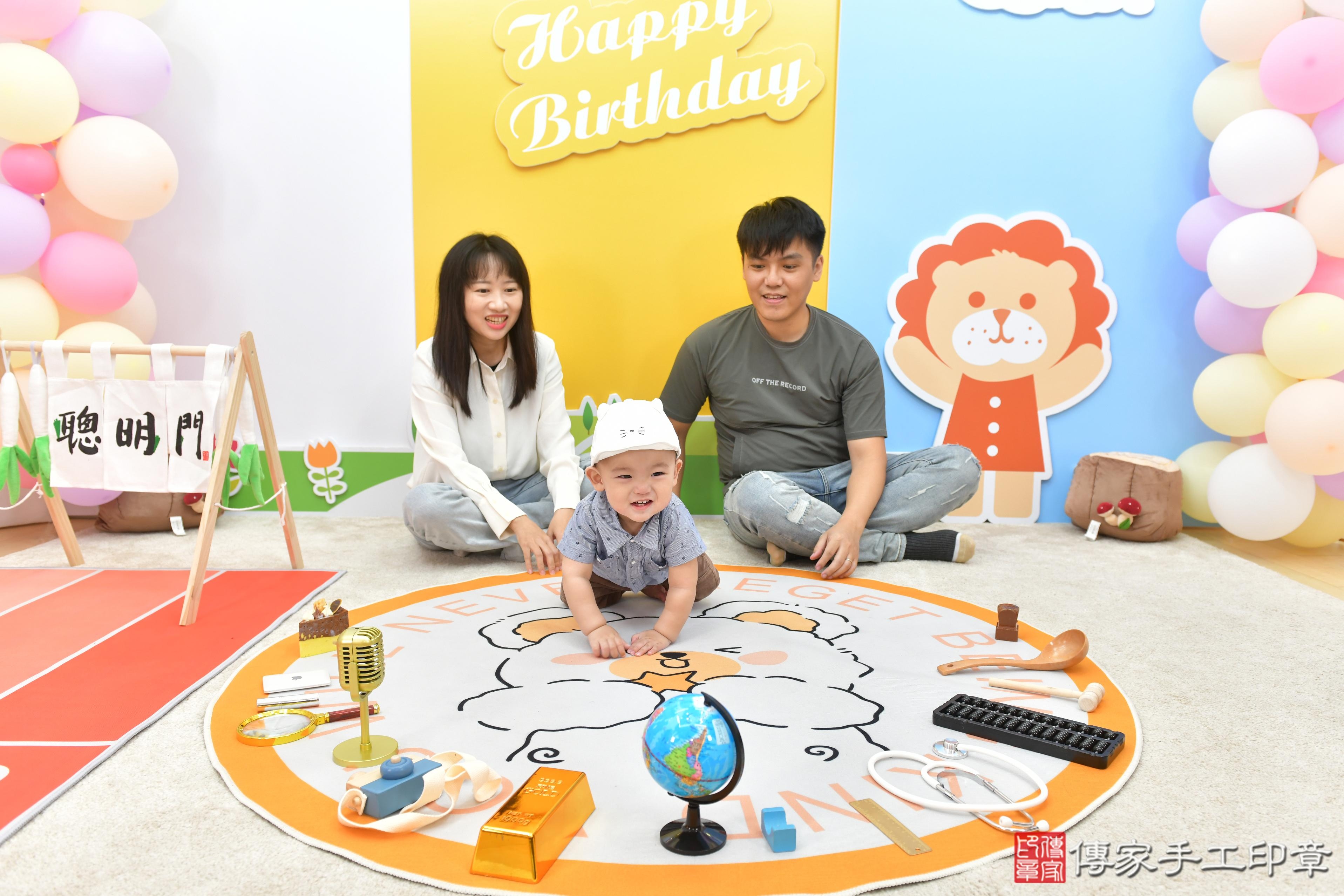 傳家手工印章台中店、抓周、度脺、美式風會場、傳家嬰兒古禮、吉祥話、抓周道具物品24種、拍照。抓周證書。寶寶抓周、滿周歲、生日快樂、祝福