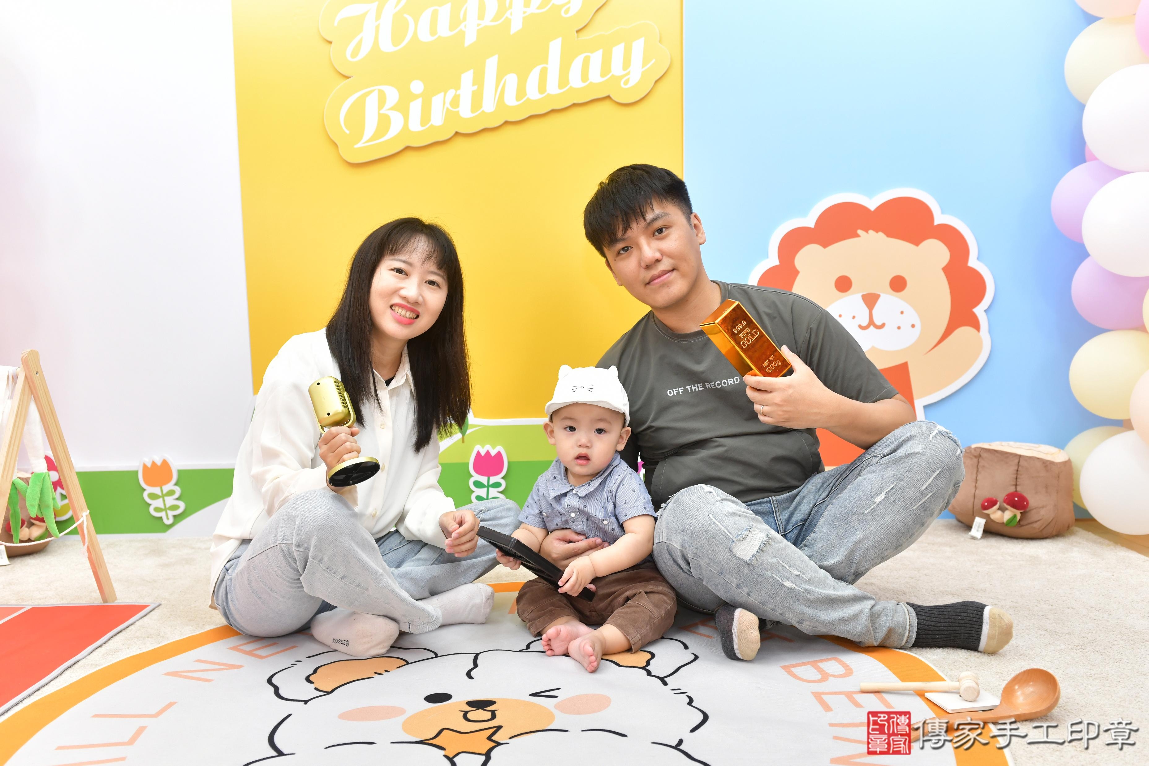 傳家手工印章台中店、抓周、度脺、美式風會場、傳家嬰兒古禮、吉祥話、抓周道具物品24種、拍照。抓周證書。寶寶抓周、滿周歲、生日快樂、祝福