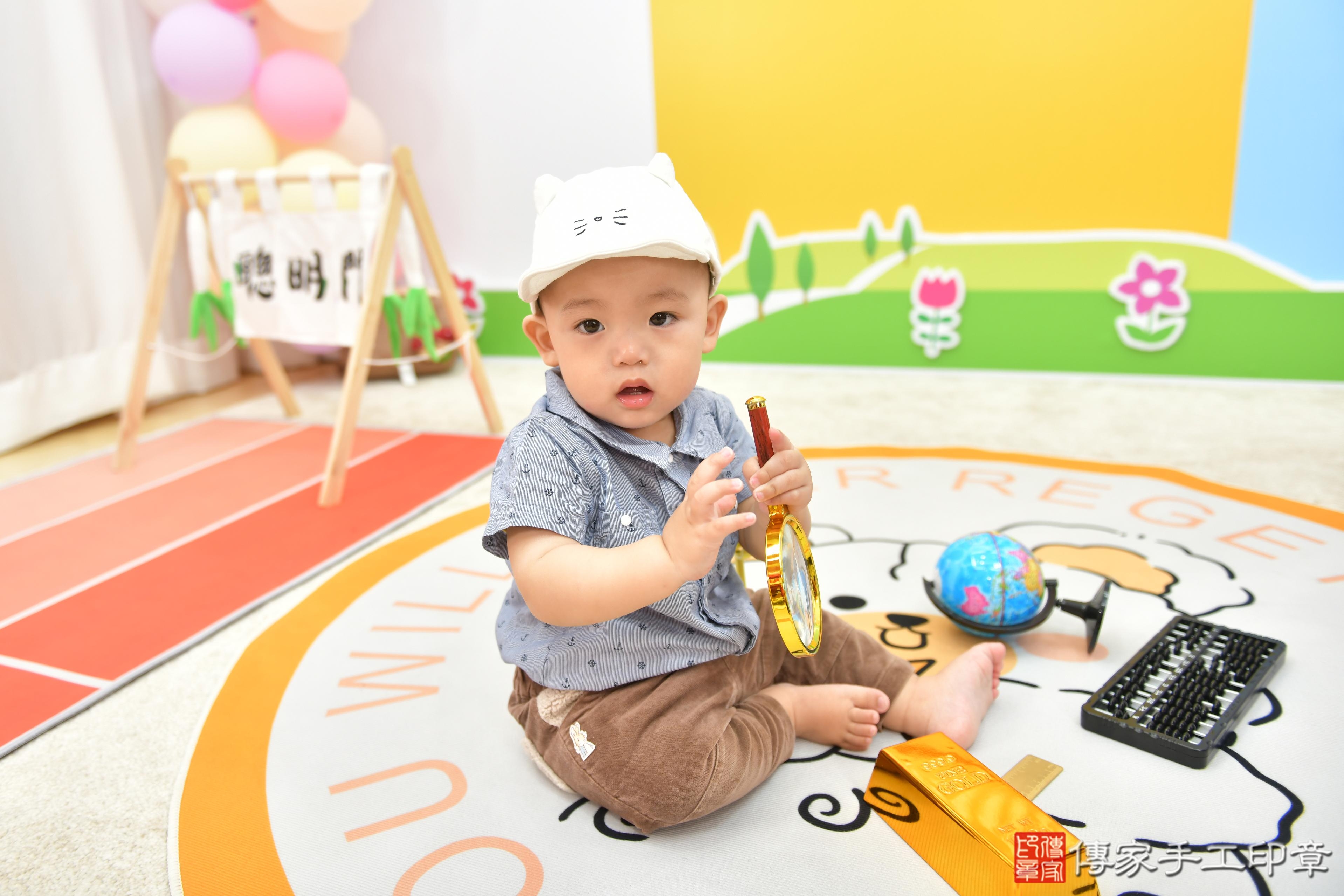 傳家手工印章台中店、抓周、度脺、美式風會場、傳家嬰兒古禮、吉祥話、抓周道具物品24種、拍照。抓周證書。寶寶抓周、滿周歲、生日快樂、祝福