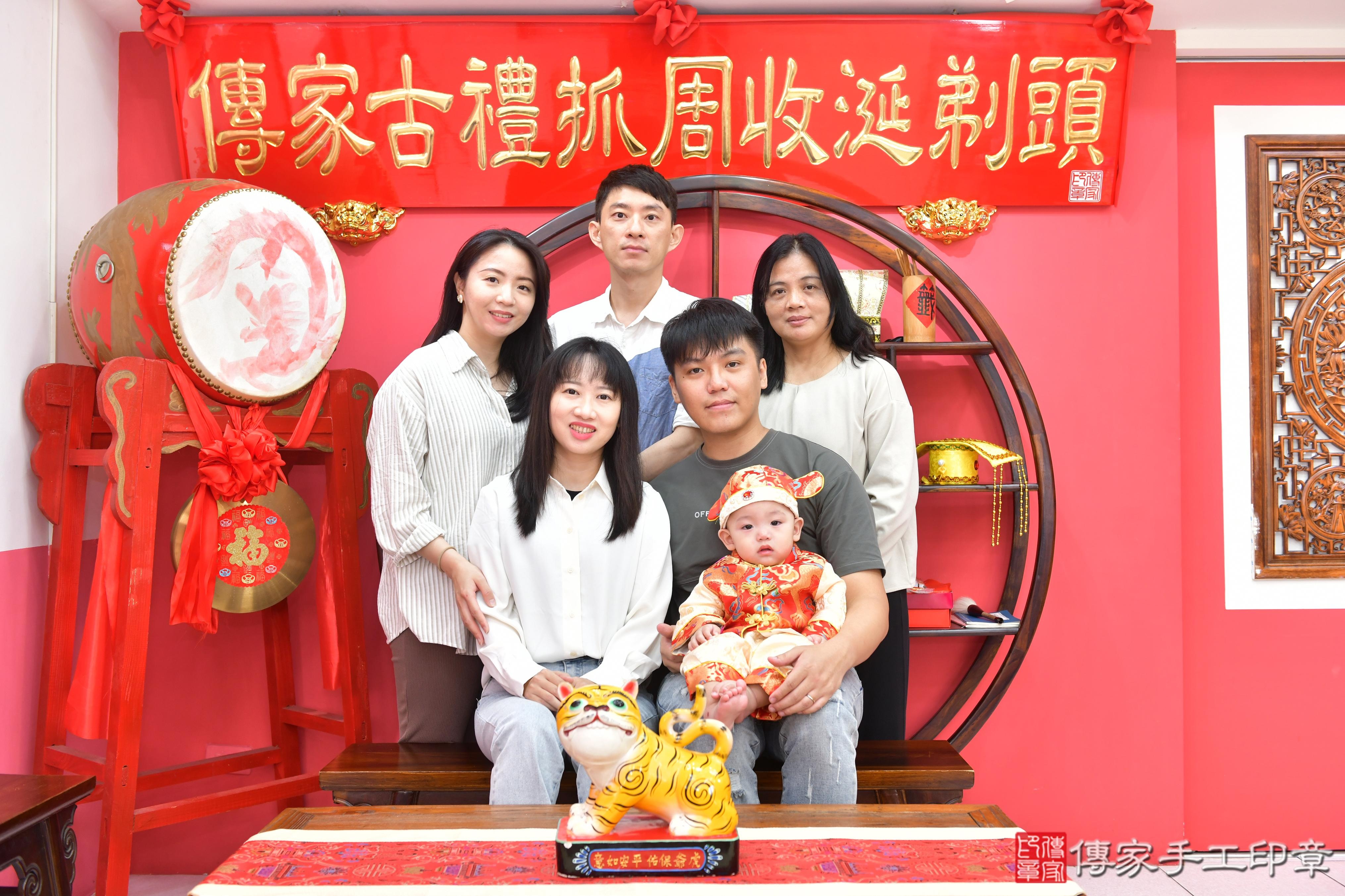 傳家手工印章台中店、抓周、度脺、美式風會場、傳家嬰兒古禮、吉祥話、抓周道具物品24種、拍照。抓周證書。寶寶抓周、滿周歲、生日快樂、祝福