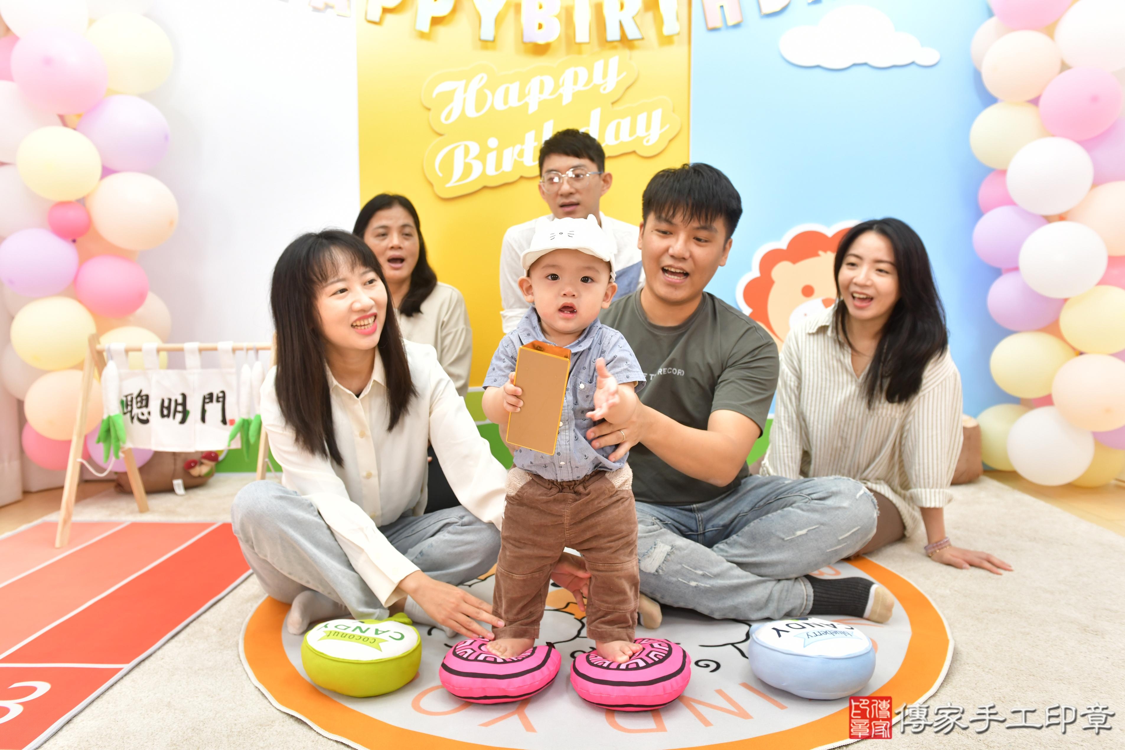 傳家手工印章台中店、抓周、度脺、美式風會場、傳家嬰兒古禮、吉祥話、抓周道具物品24種、拍照。抓周證書。寶寶抓周、滿周歲、生日快樂、祝福